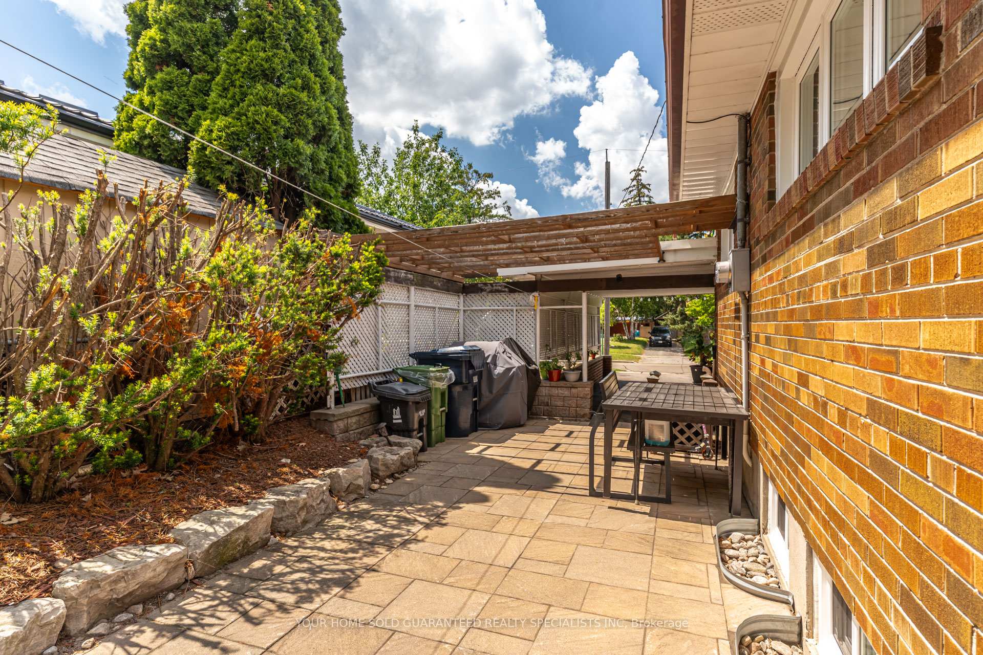 Photo 4 of 5 Hallow Crescent, Etobicoke, Rexdale-Kipling — HOMEH