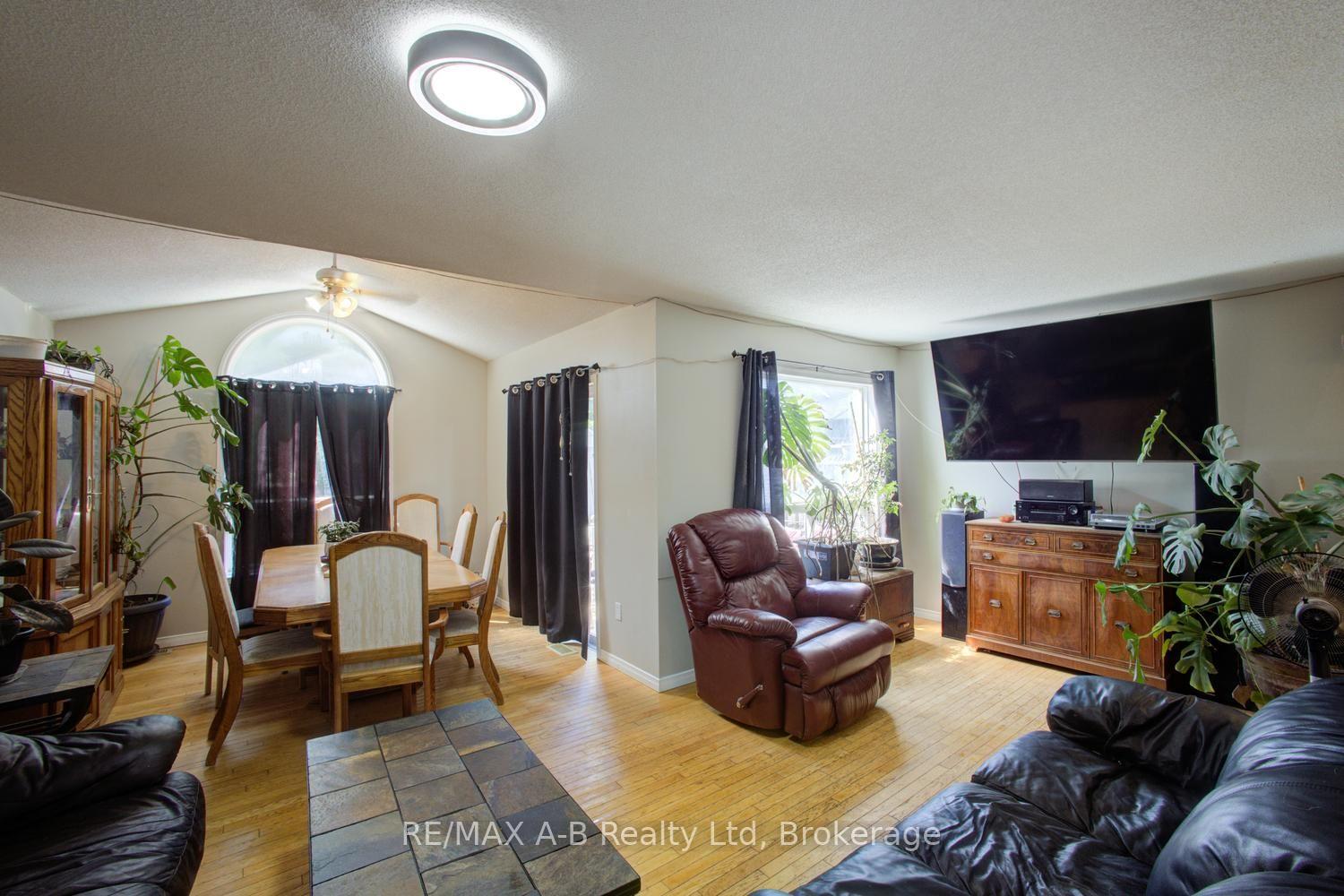 Photo 6 of 223 Melran Drive, Cambridge, Hespeler Village — HOMEH