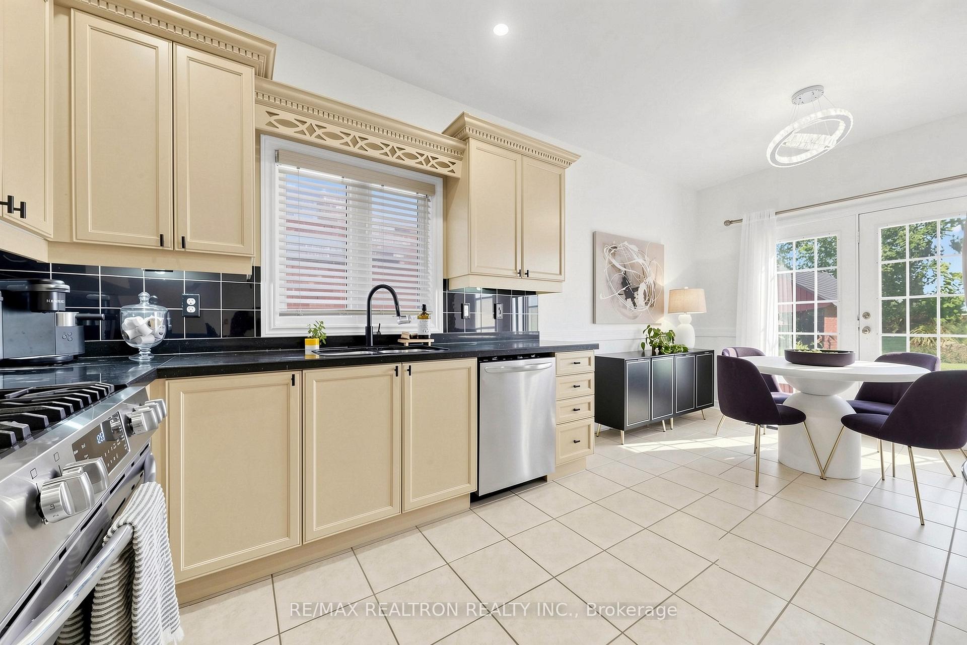 Photo 19 of 338 Mcbride Crescent, Newmarket, Summerhill Estates — HOMEH