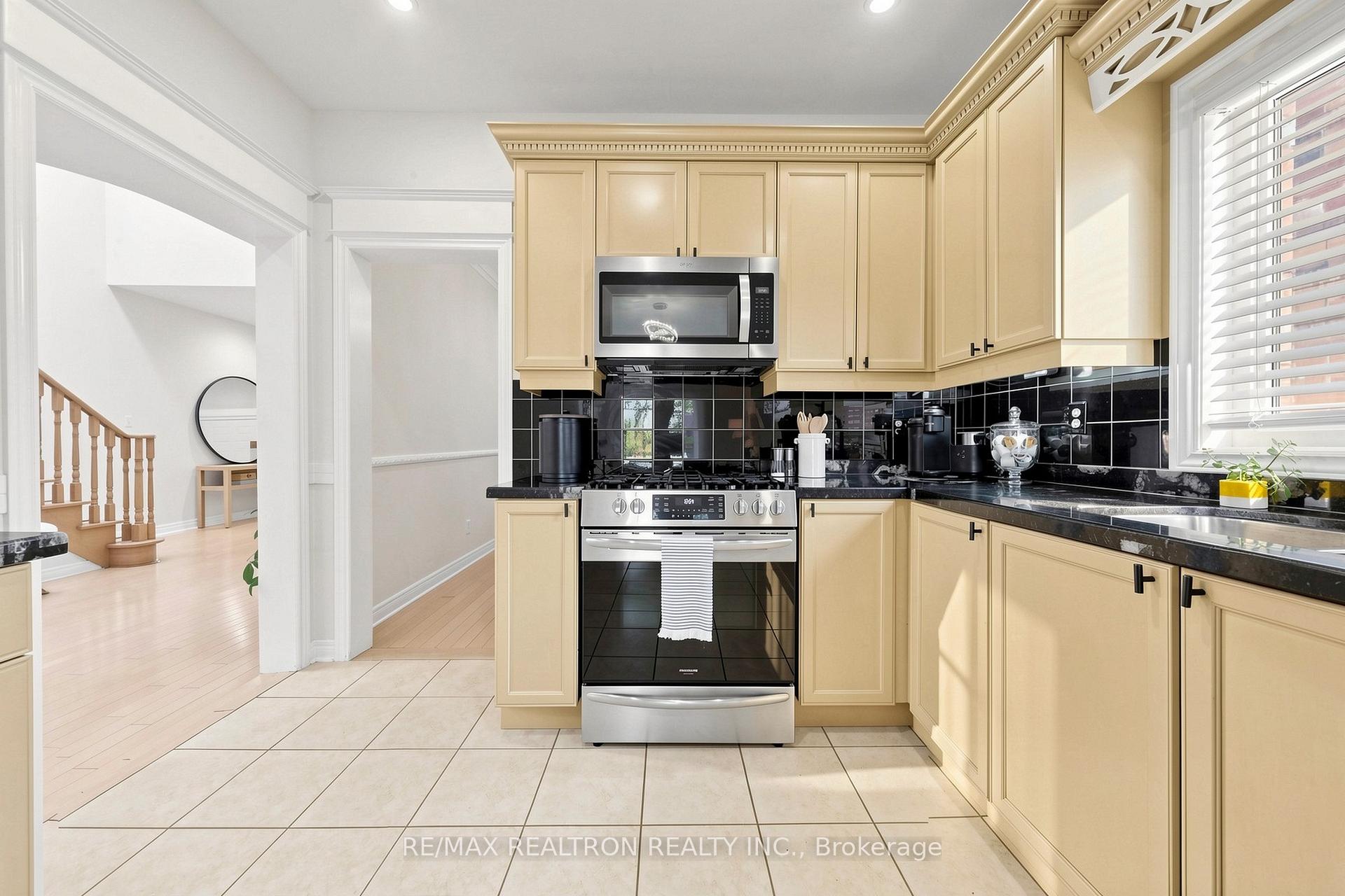 Photo 20 of 338 Mcbride Crescent, Newmarket, Summerhill Estates — HOMEH