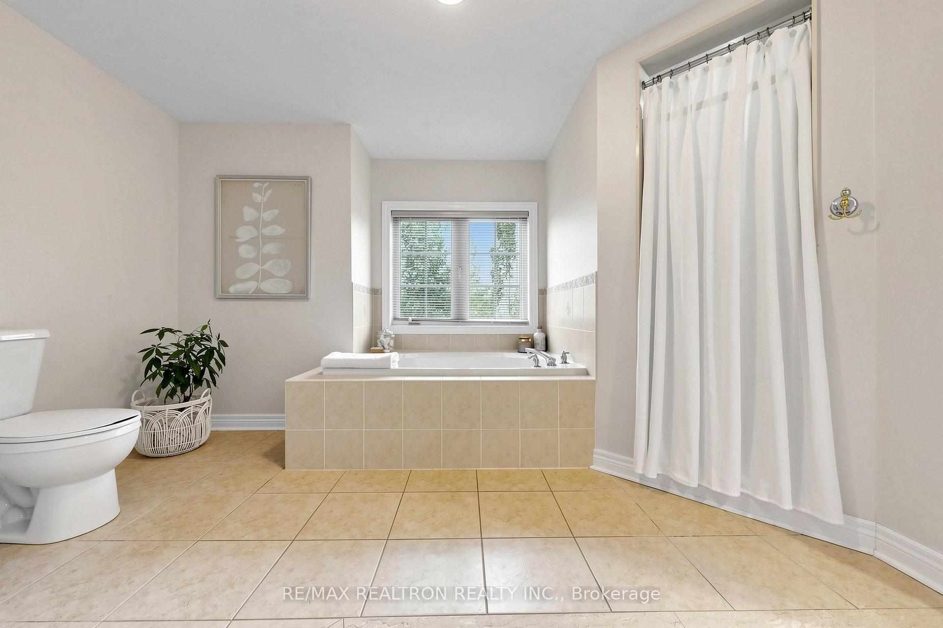 Photo 30 of 338 Mcbride Crescent, Newmarket, Summerhill Estates — HOMEH