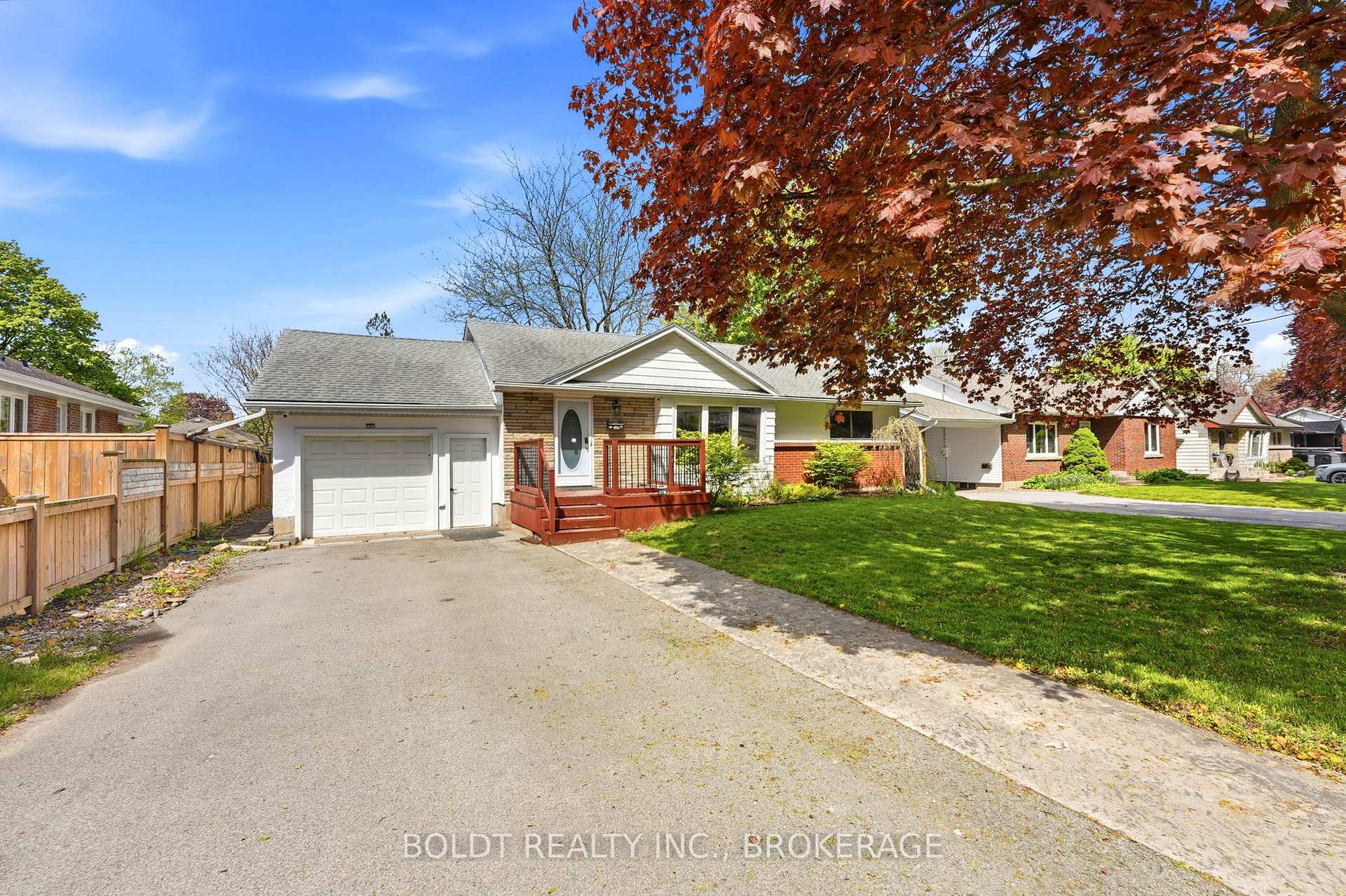 Photo 2 of 23 Woodelm Drive, St. Catharines, Carlton/Bunting — HOMEH