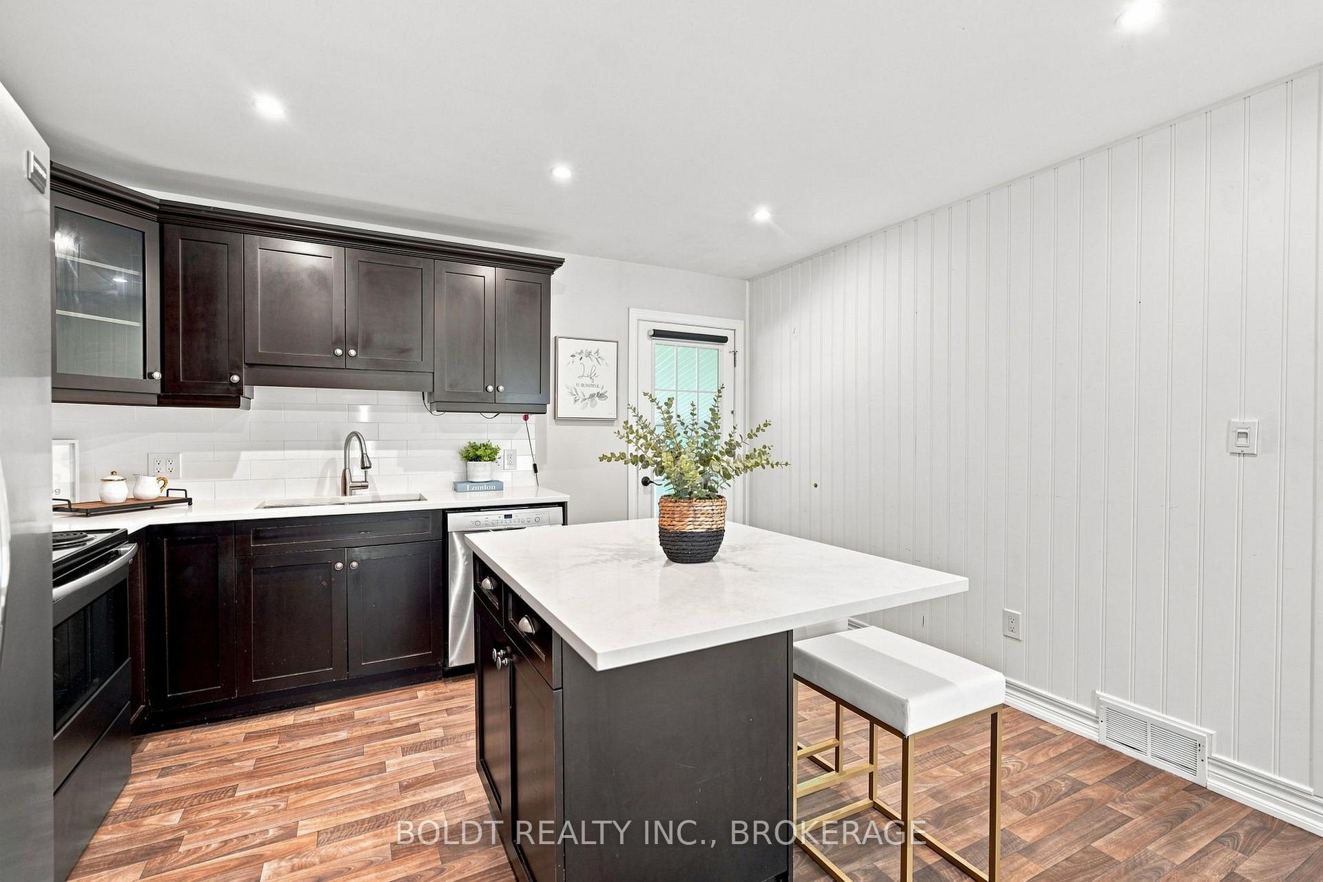 Photo 11 of 23 Woodelm Drive, St. Catharines, Carlton/Bunting — HOMEH