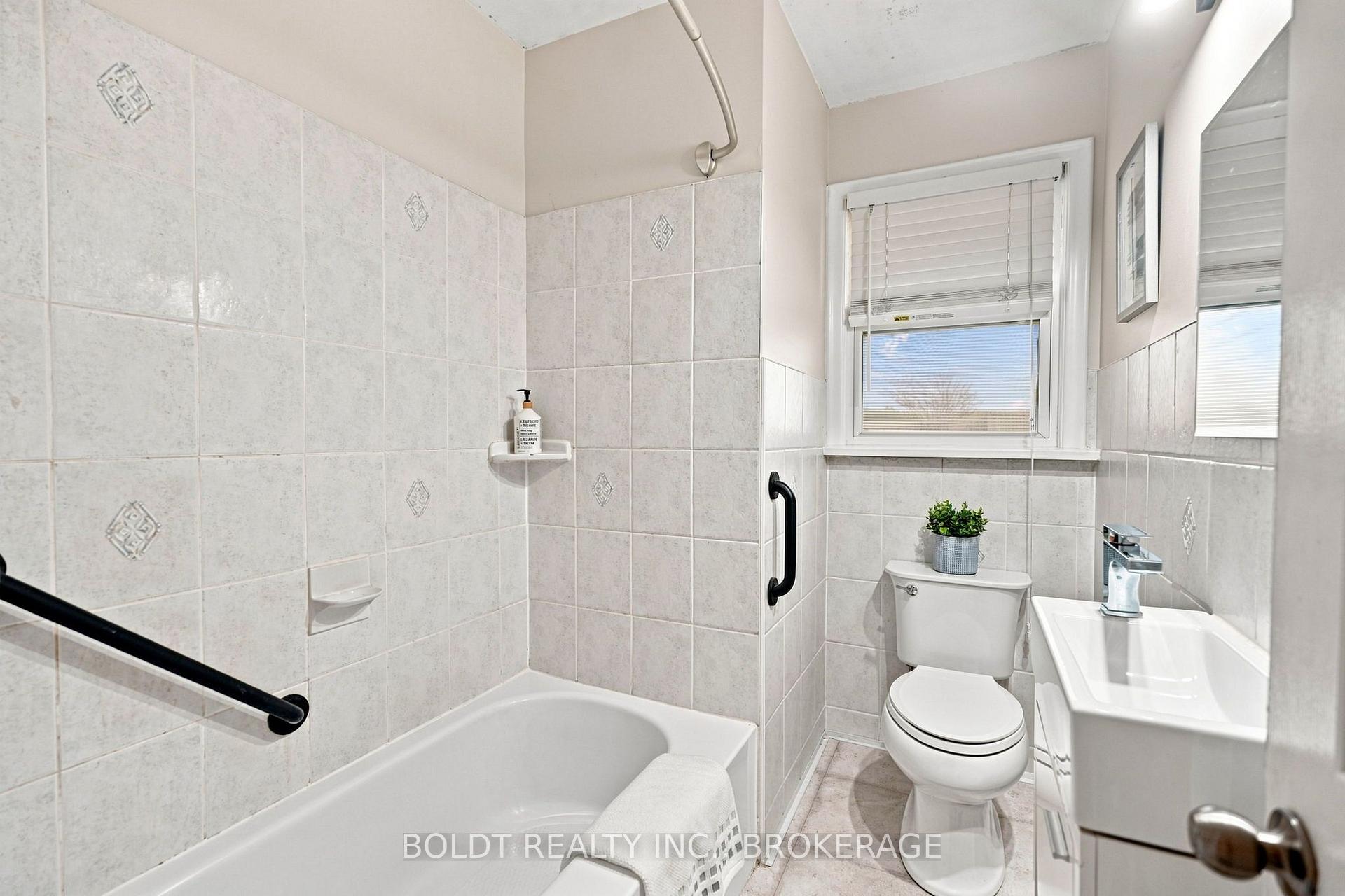 Photo 18 of 23 Woodelm Drive, St. Catharines, Carlton/Bunting — HOMEH
