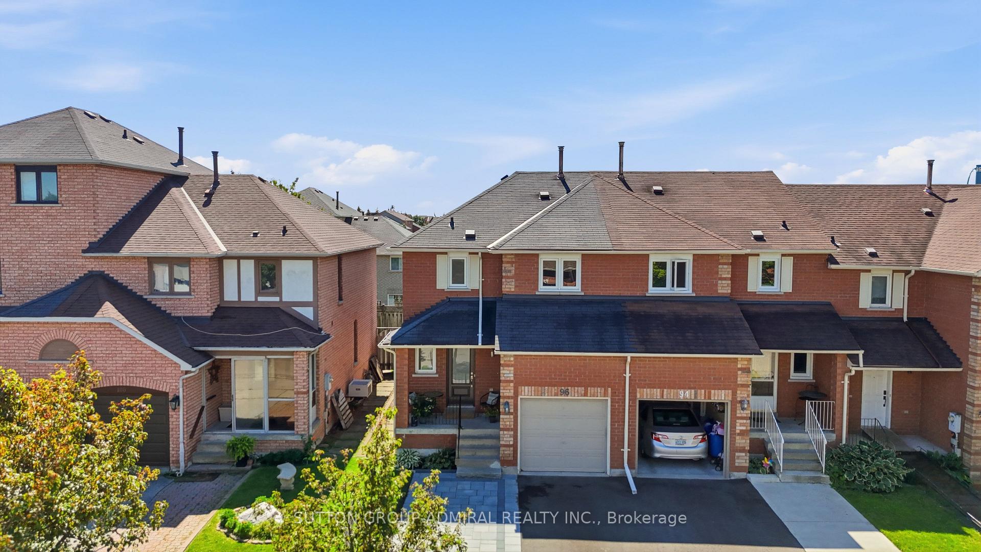 Photo 3 of 96 Islay Crescent, Vaughan, Maple — HOMEH