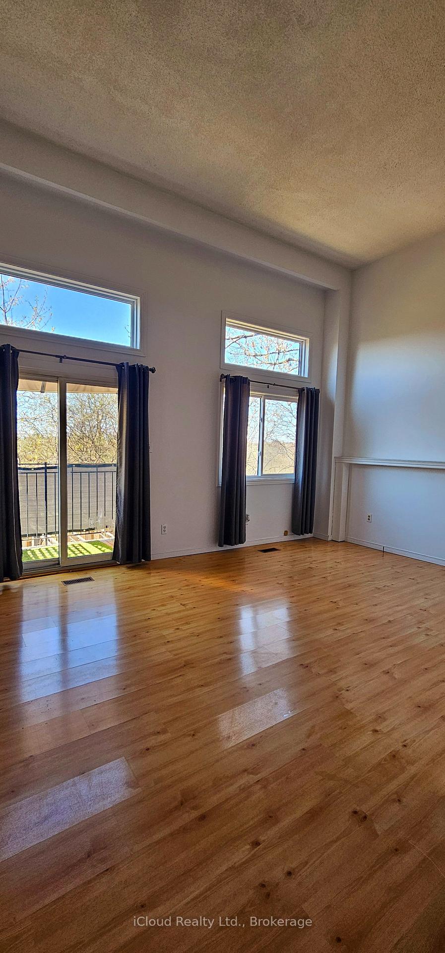 Photo 7 of Unit 36, 36 Dawson Crescent, Brampton, Brampton North — HOMEH