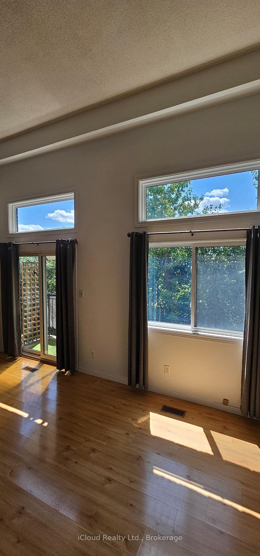 Photo 6 of Unit 36, 36 Dawson Crescent, Brampton, Brampton North — HOMEH