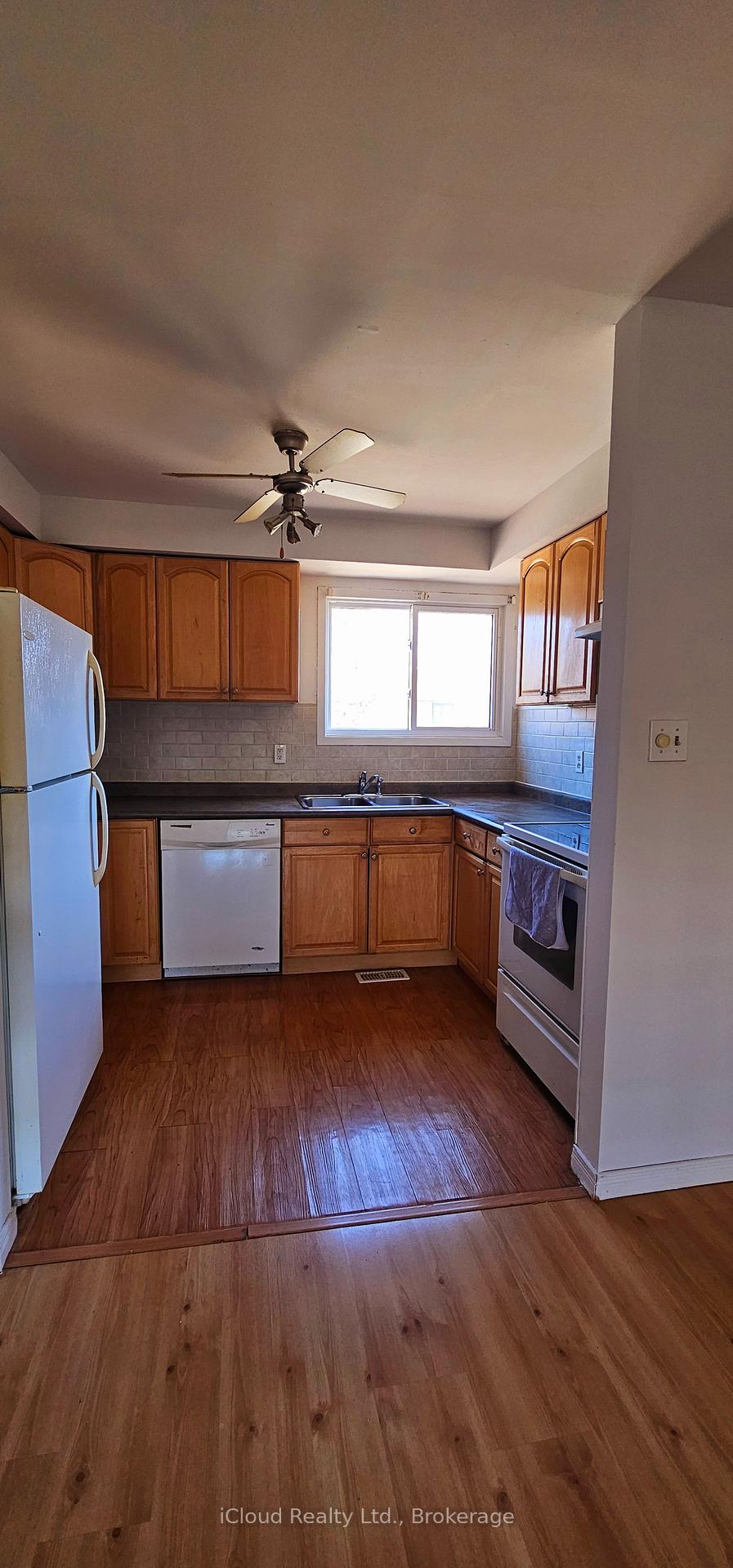 Photo 11 of Unit 36, 36 Dawson Crescent, Brampton, Brampton North — HOMEH