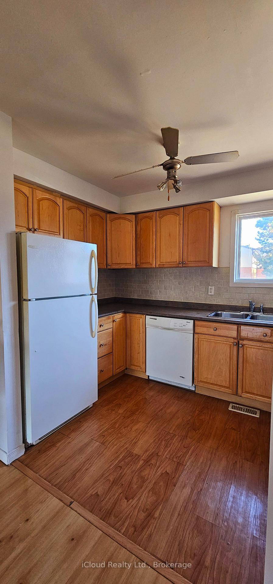 Photo 19 of Unit 36, 36 Dawson Crescent, Brampton, Brampton North — HOMEH