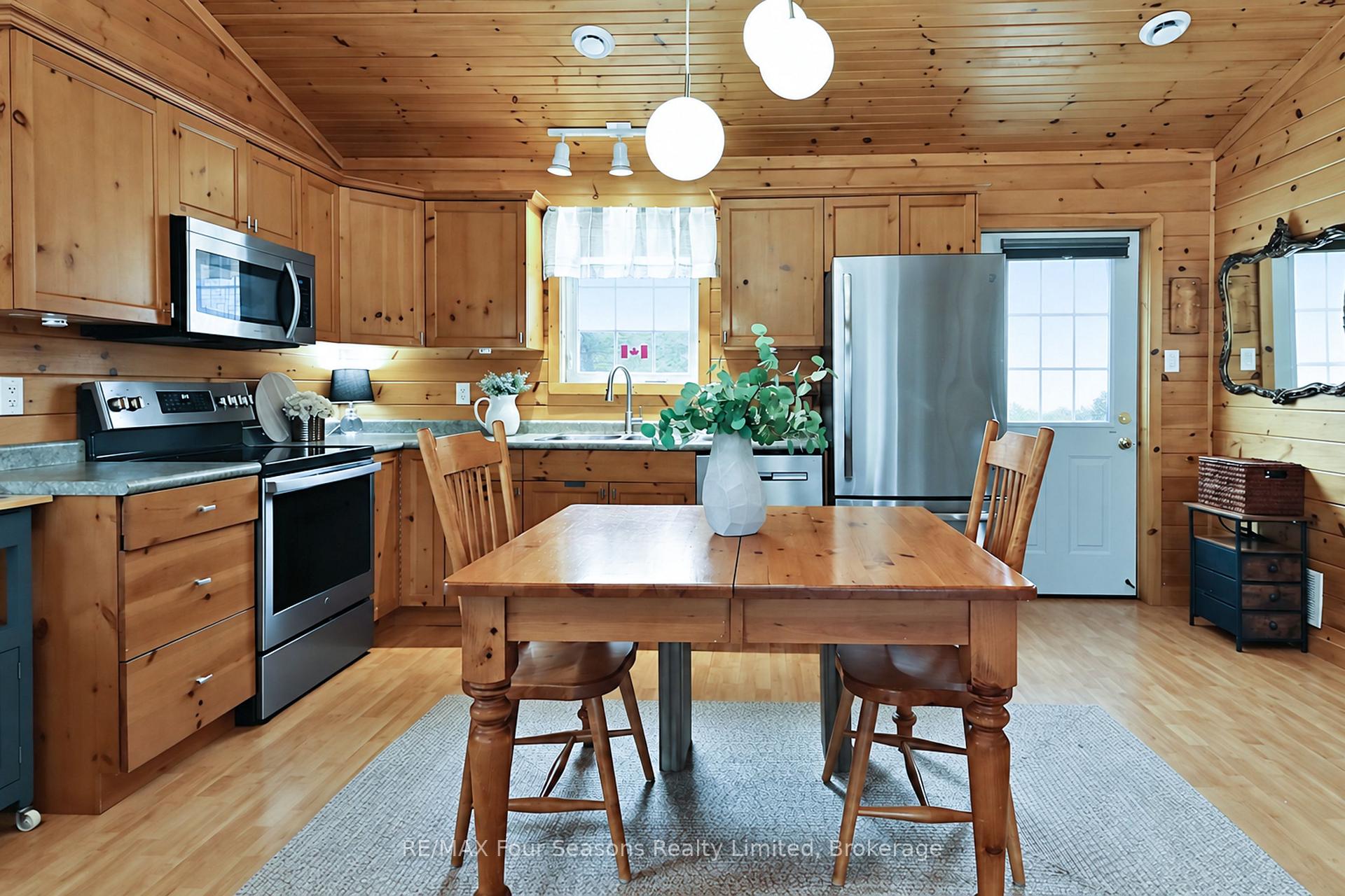 Photo 8 of 47 Cabin Crescent, Wasaga Beach — HOMEH