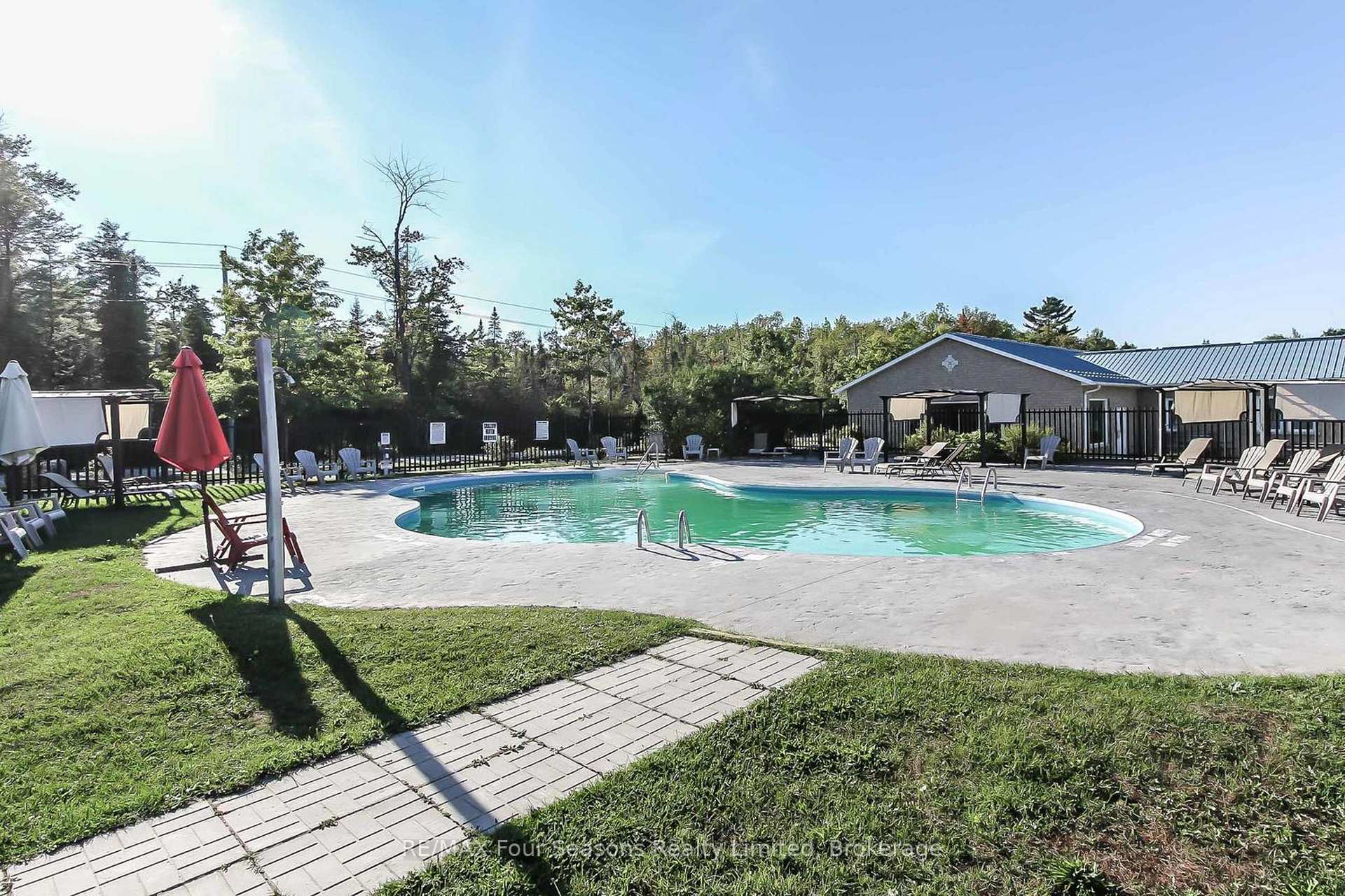 Photo 30 of 47 Cabin Crescent, Wasaga Beach — HOMEH