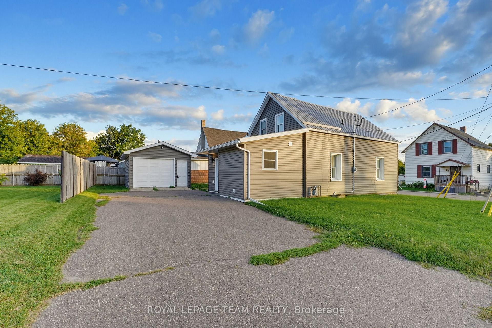 Photo 2 of 81 Bank Street S, Renfrew, Renfrew — HOMEH