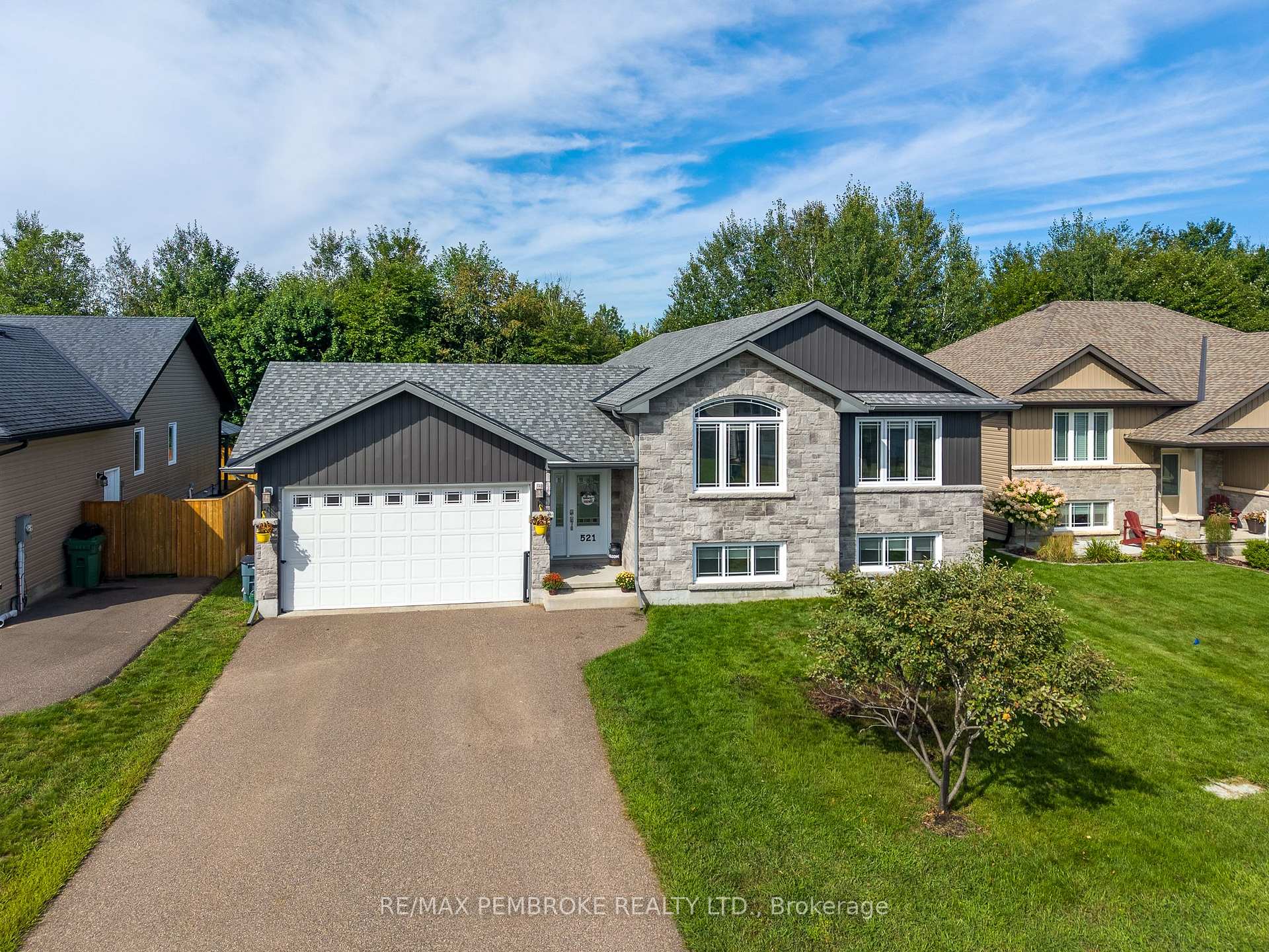 Photo 2 of 521 Gardner Crescent, Petawawa, Petawawa — HOMEH
