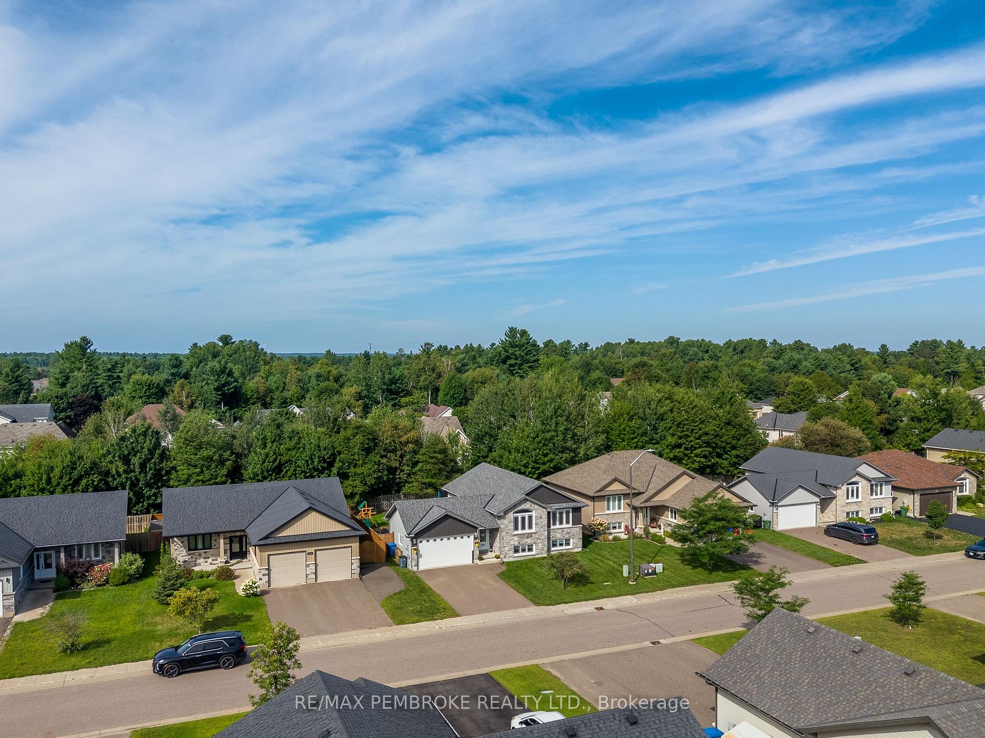 Photo 3 of 521 Gardner Crescent, Petawawa, Petawawa — HOMEH