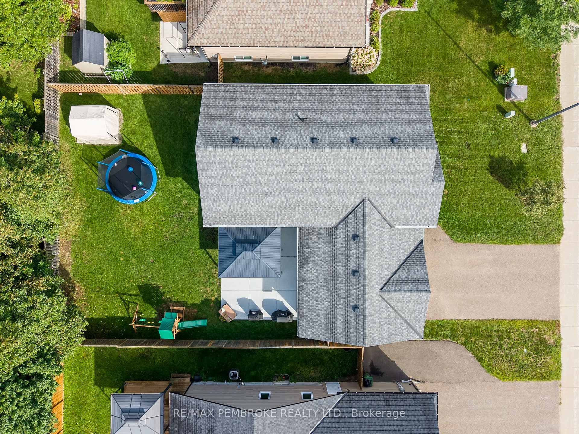 Photo 5 of 521 Gardner Crescent, Petawawa, Petawawa — HOMEH