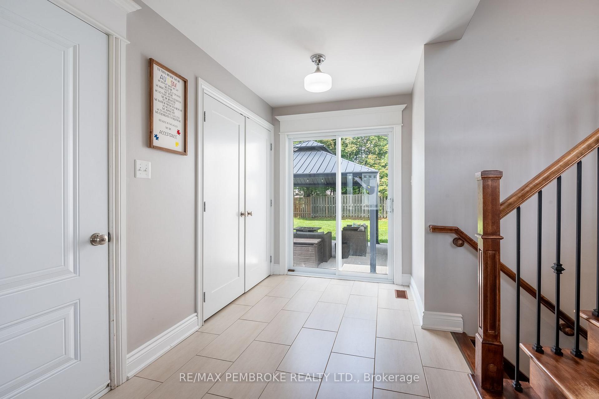 Photo 6 of 521 Gardner Crescent, Petawawa, Petawawa — HOMEH