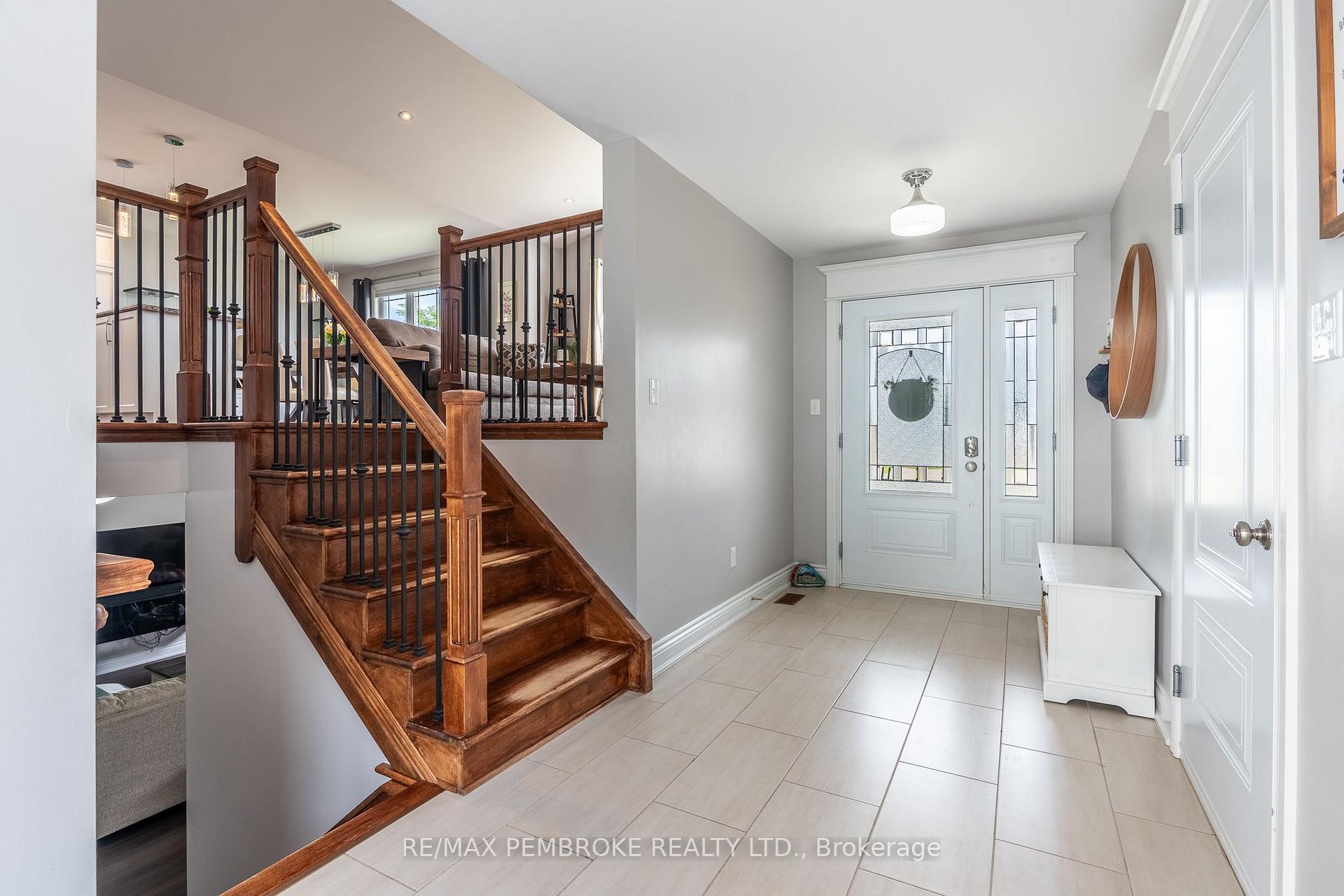 Photo 7 of 521 Gardner Crescent, Petawawa, Petawawa — HOMEH