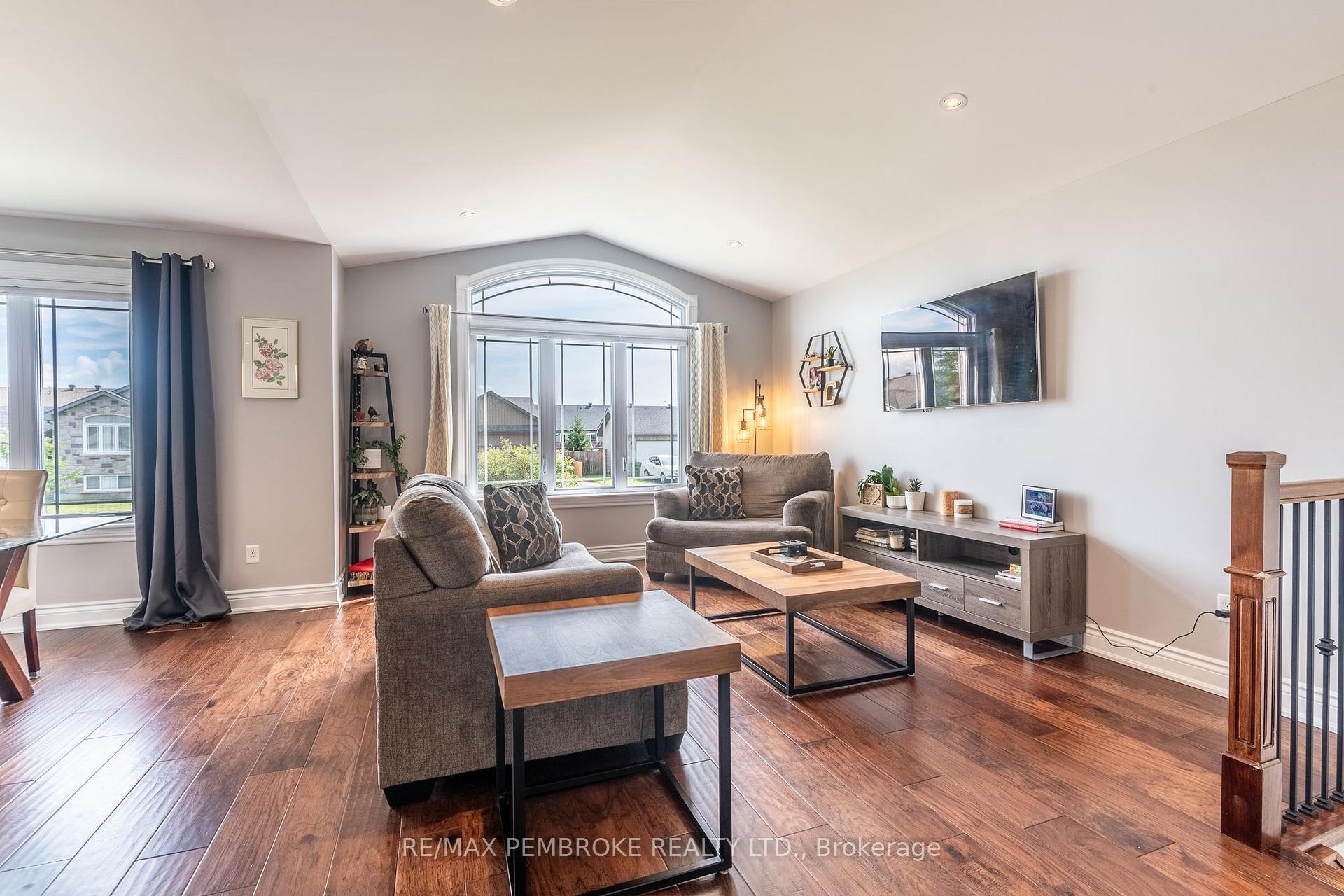 Photo 8 of 521 Gardner Crescent, Petawawa, Petawawa — HOMEH