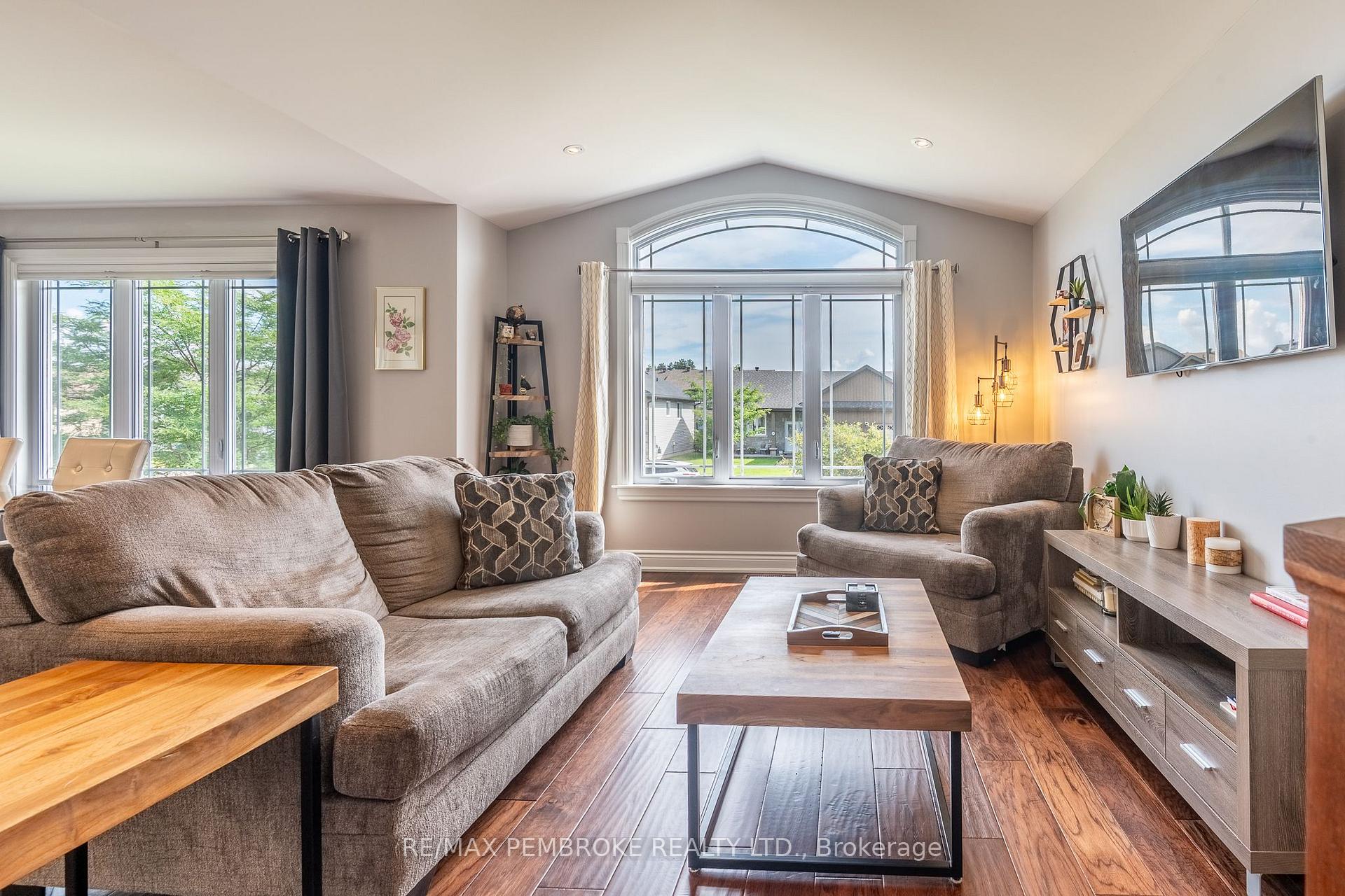 Photo 9 of 521 Gardner Crescent, Petawawa, Petawawa — HOMEH
