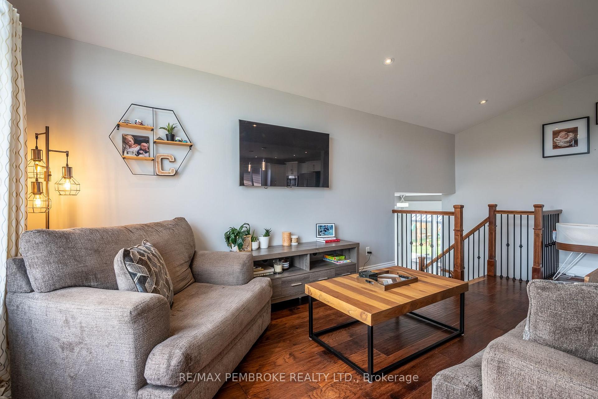 Photo 10 of 521 Gardner Crescent, Petawawa, Petawawa — HOMEH