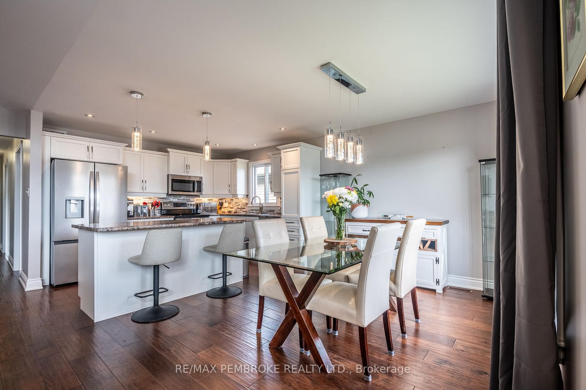 Photo 11 of 521 Gardner Crescent, Petawawa, Petawawa — HOMEH