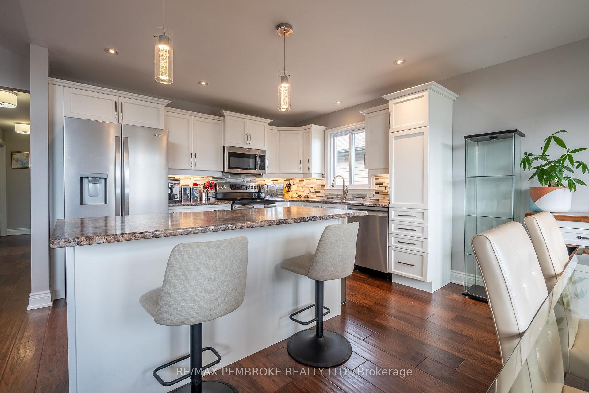 Photo 13 of 521 Gardner Crescent, Petawawa, Petawawa — HOMEH