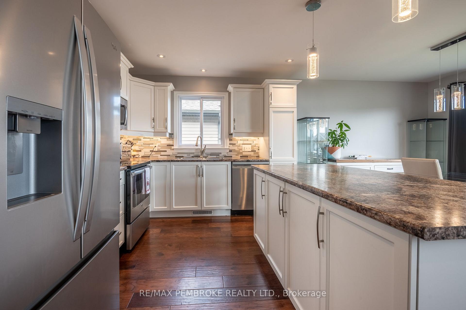 Photo 14 of 521 Gardner Crescent, Petawawa, Petawawa — HOMEH
