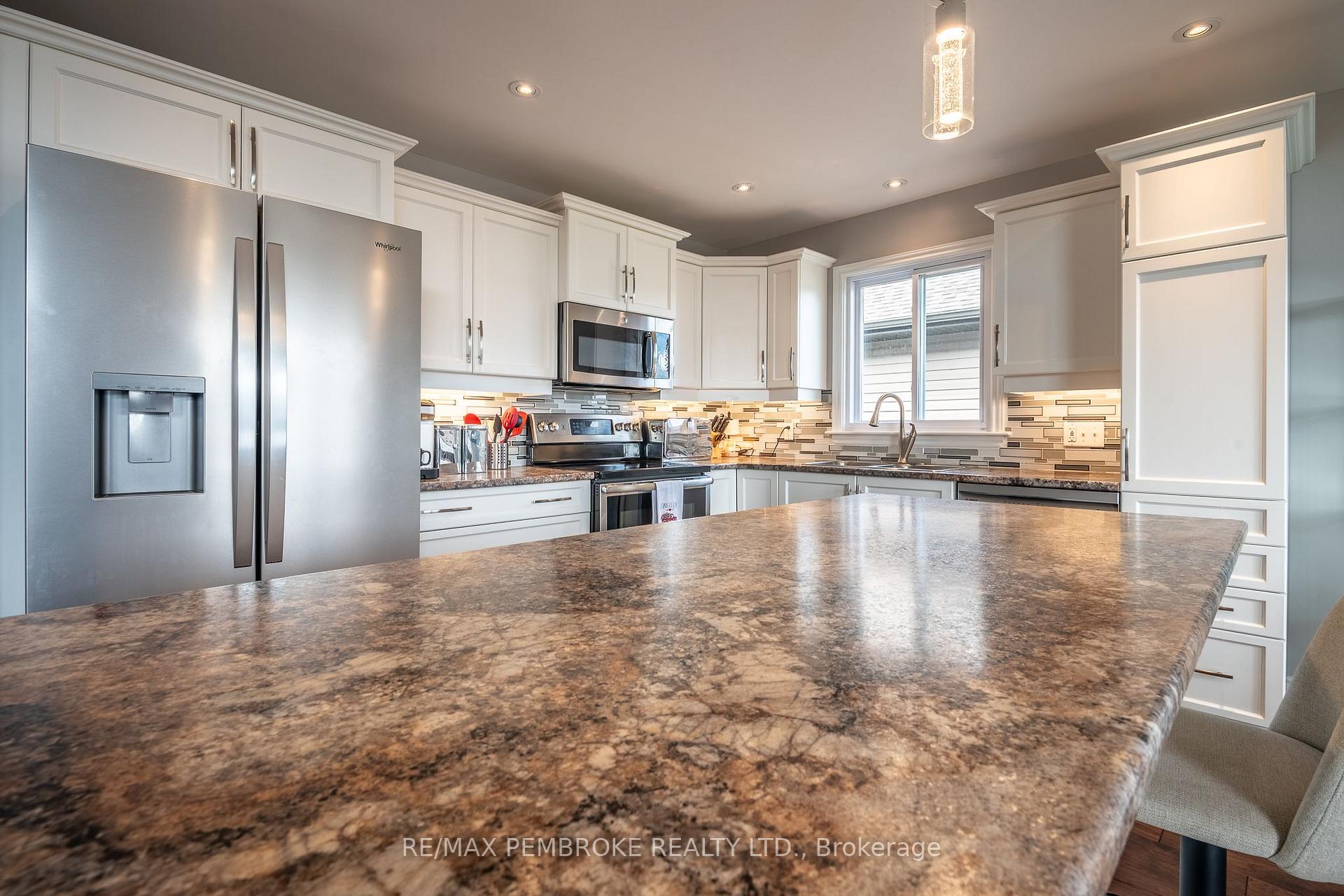 Photo 15 of 521 Gardner Crescent, Petawawa, Petawawa — HOMEH