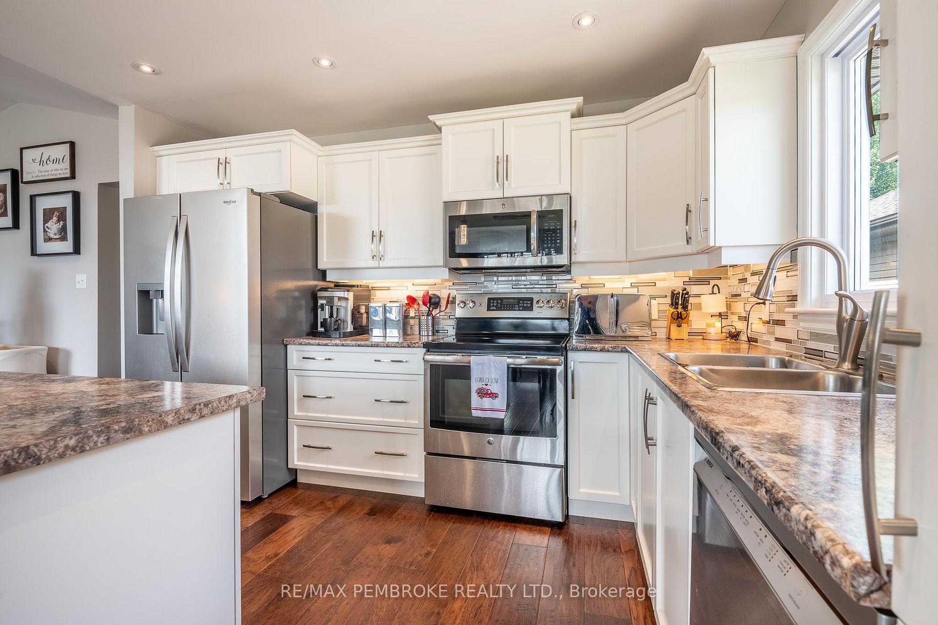 Photo 16 of 521 Gardner Crescent, Petawawa, Petawawa — HOMEH