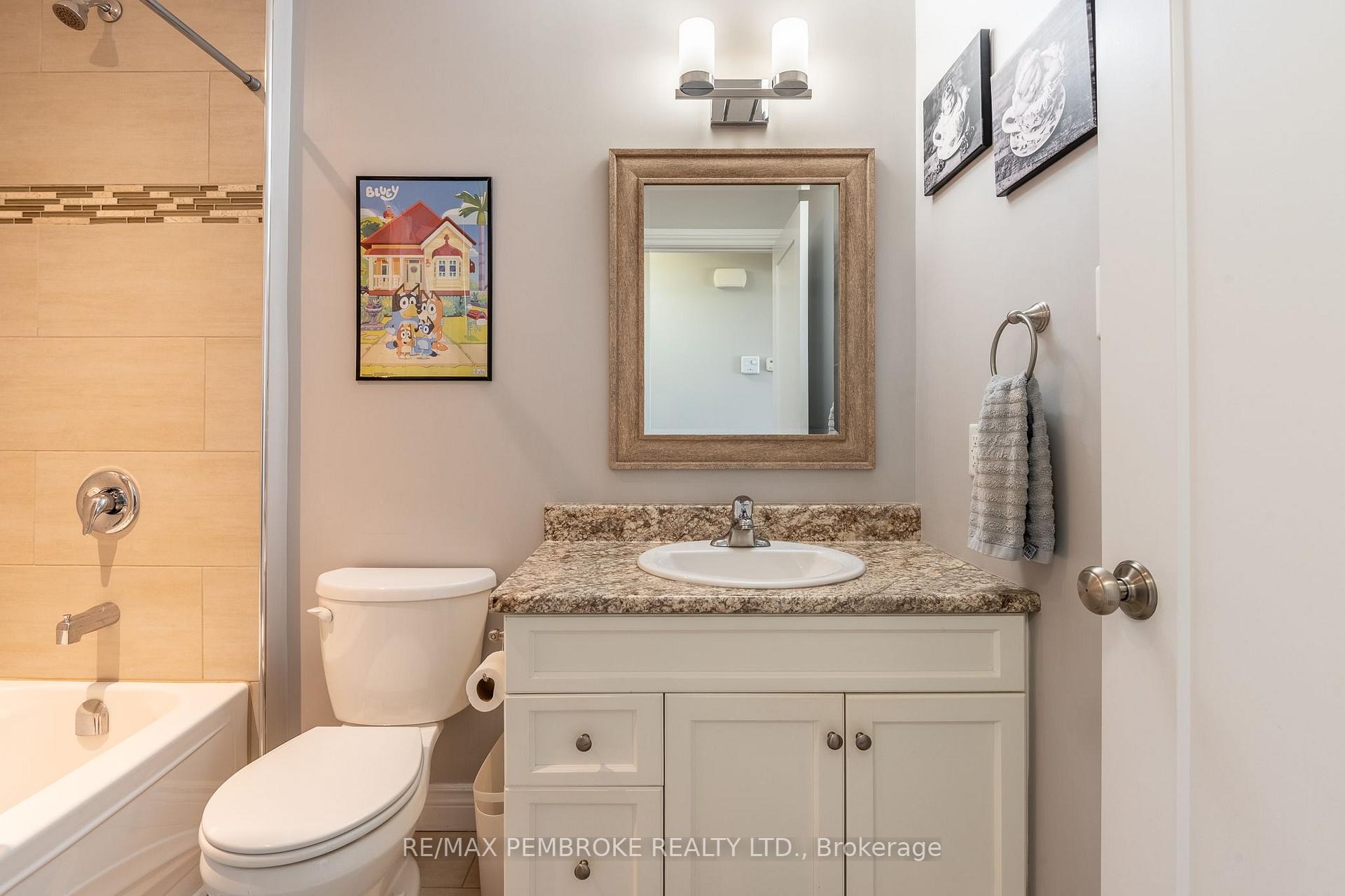 Photo 18 of 521 Gardner Crescent, Petawawa, Petawawa — HOMEH