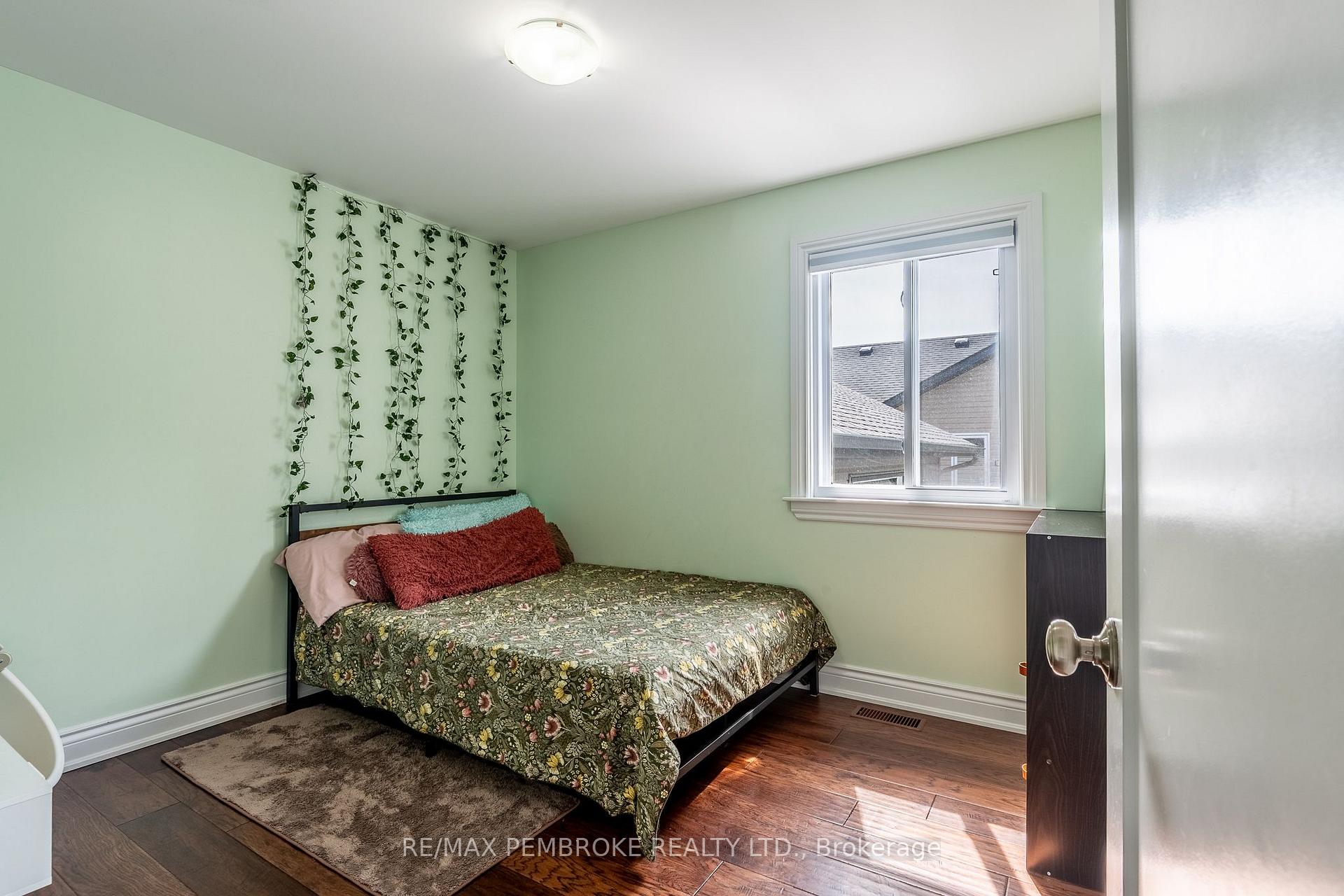 Photo 25 of 521 Gardner Crescent, Petawawa, Petawawa — HOMEH