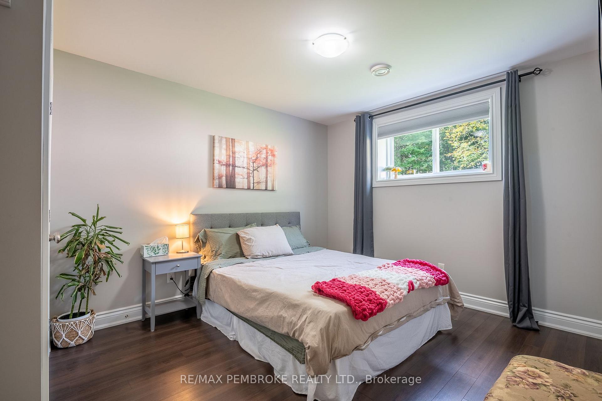 Photo 27 of 521 Gardner Crescent, Petawawa, Petawawa — HOMEH