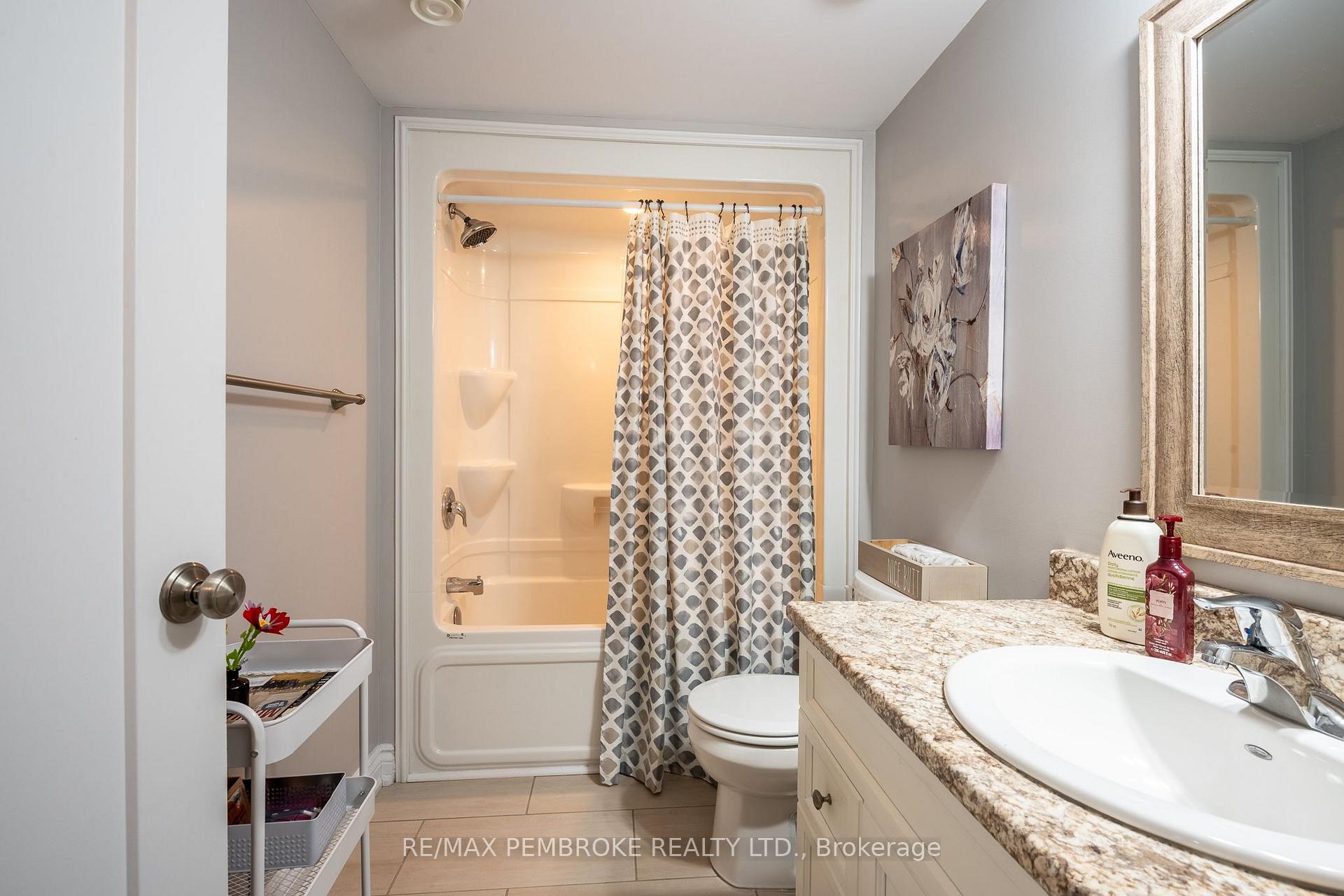 Photo 31 of 521 Gardner Crescent, Petawawa, Petawawa — HOMEH