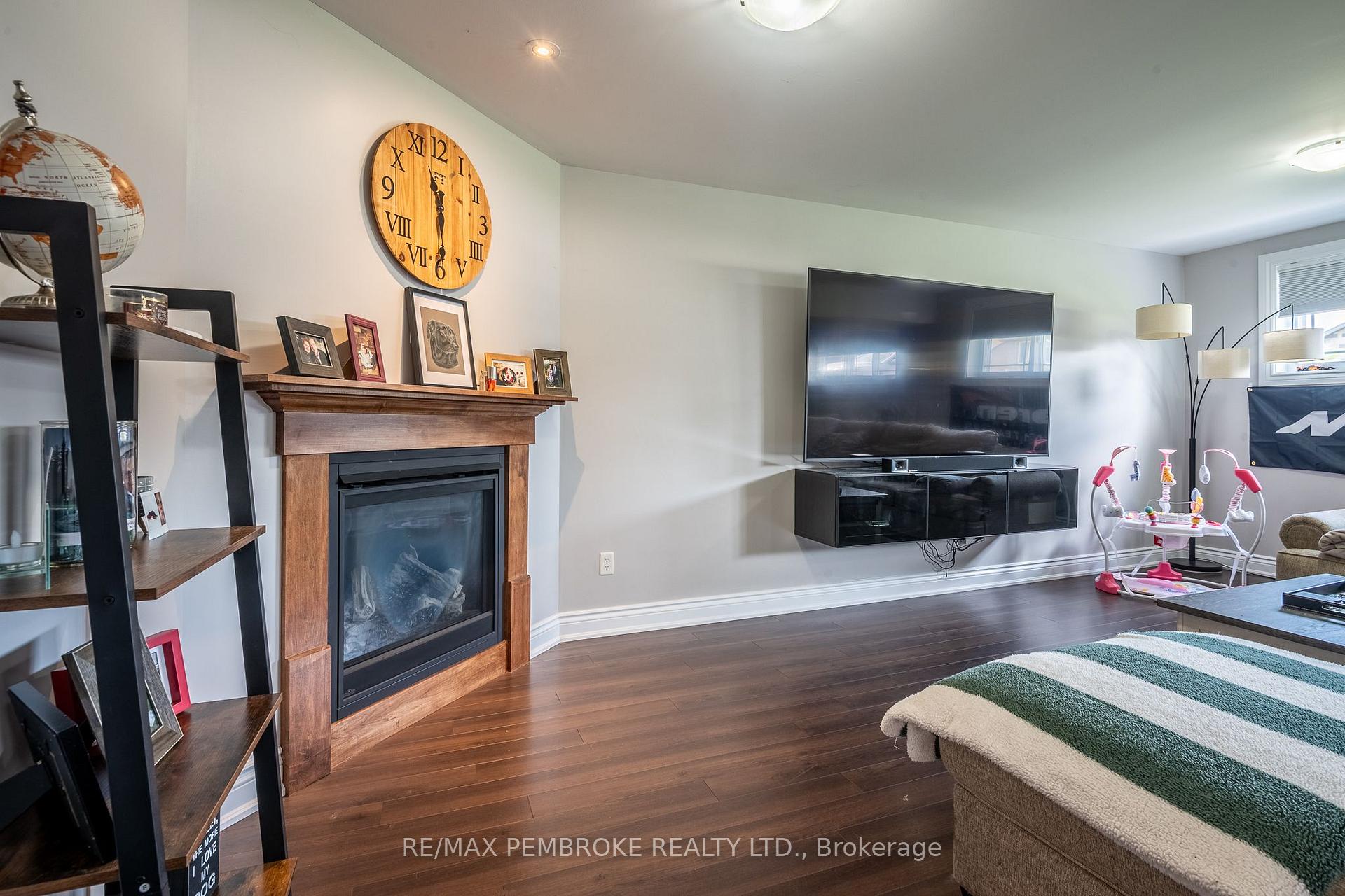 Photo 32 of 521 Gardner Crescent, Petawawa, Petawawa — HOMEH