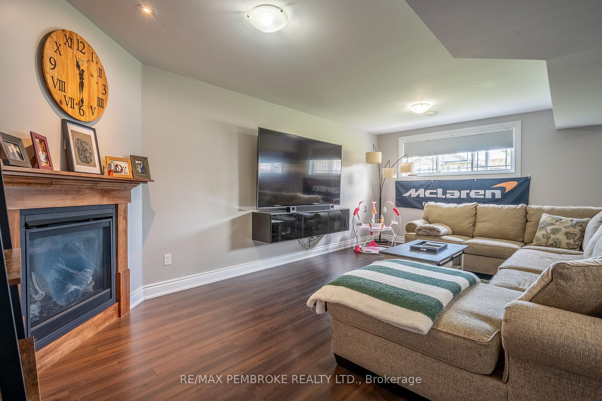 Photo 33 of 521 Gardner Crescent, Petawawa, Petawawa — HOMEH