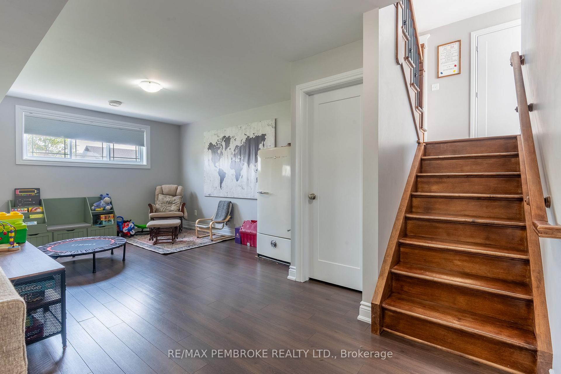Photo 34 of 521 Gardner Crescent, Petawawa, Petawawa — HOMEH