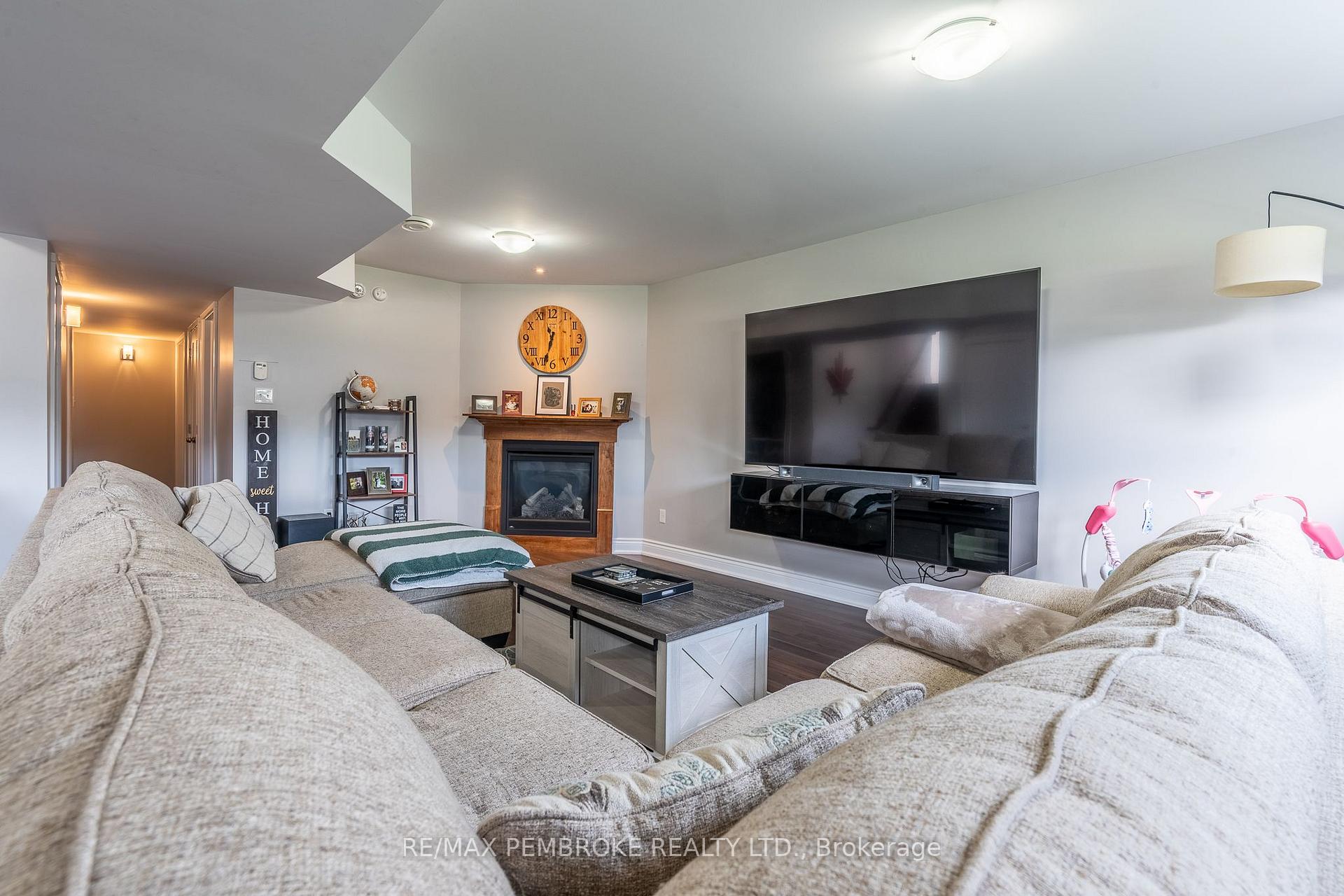 Photo 35 of 521 Gardner Crescent, Petawawa, Petawawa — HOMEH