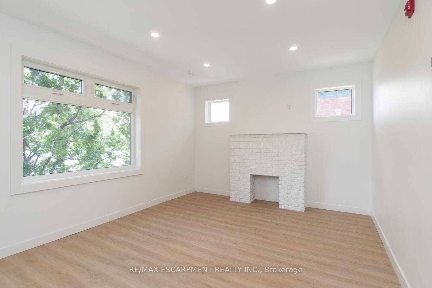 Photo 4 of Unit 4, 127 Victoria Avenue S, Hamilton, Stinson — HOMEH