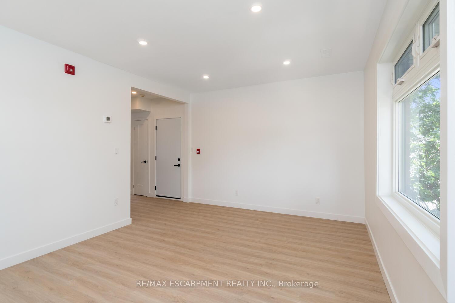Photo 5 of Unit 4, 127 Victoria Avenue S, Hamilton, Stinson — HOMEH