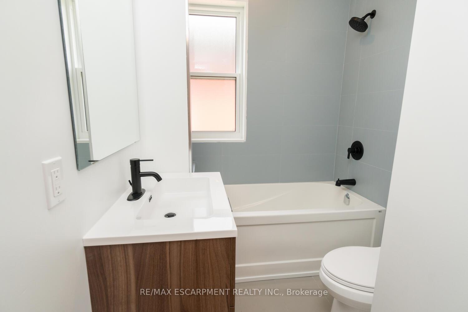 Photo 7 of Unit 4, 127 Victoria Avenue S, Hamilton, Stinson — HOMEH