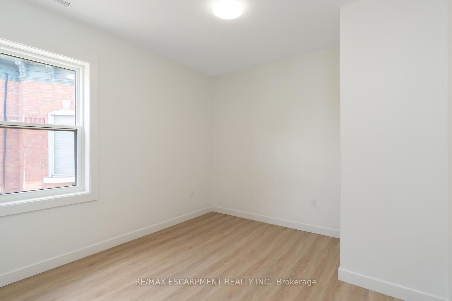 Photo 8 of Unit 4, 127 Victoria Avenue S, Hamilton, Stinson — HOMEH