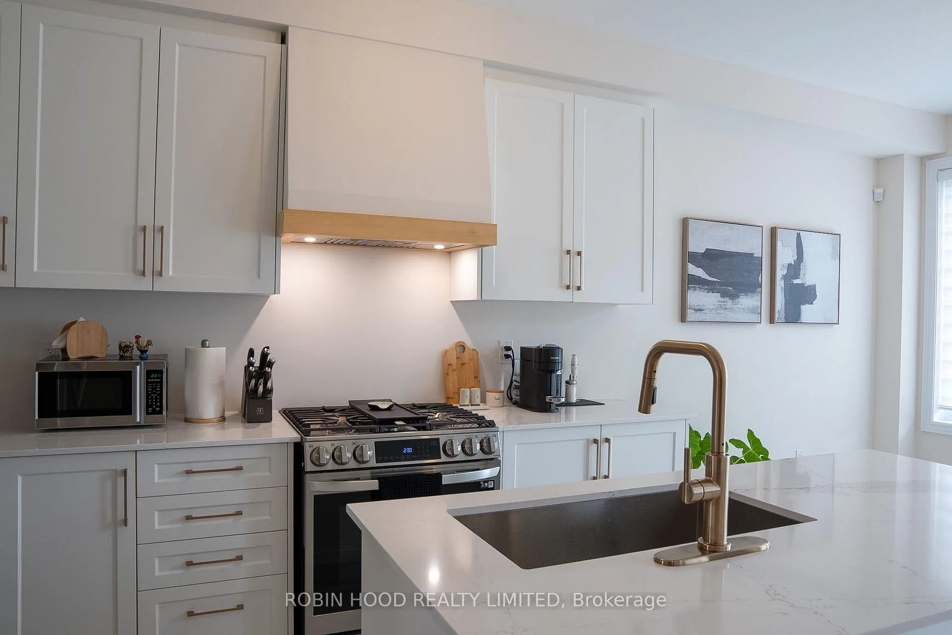 Photo 9 of 896 Apple Terrace, Milton, Cobban — HOMEH