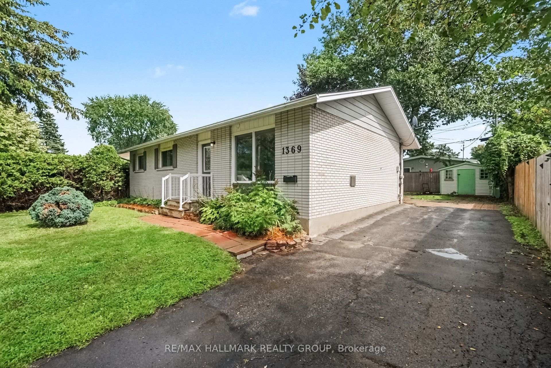 Photo 2 of 1369 Duford Drive, Ottawa, Bilberry Creek/Queenswood Heights — HOMEH