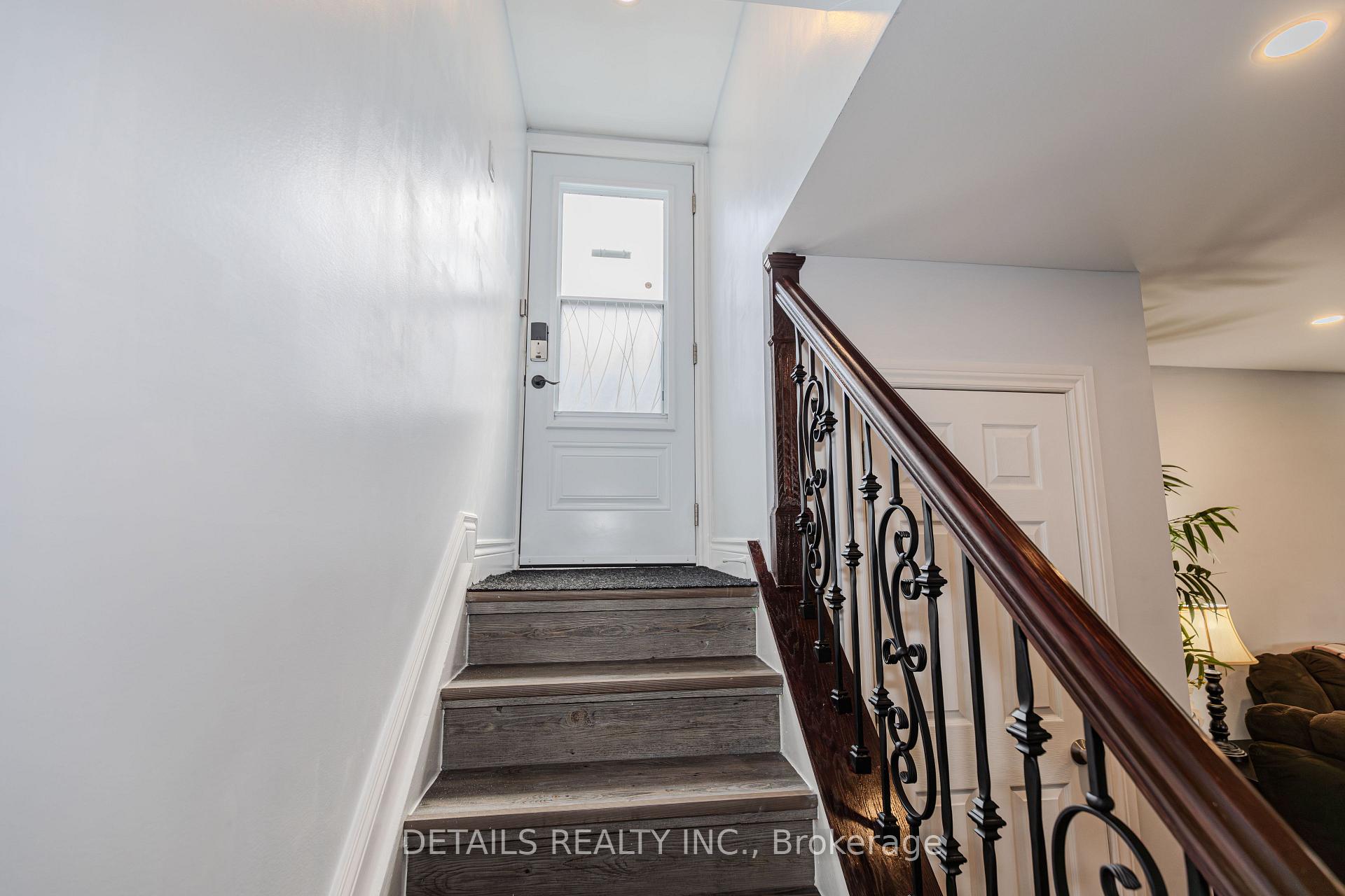 Photo 3 of 7 Kerry Crescent E, Ottawa, City View/Skyline/Fisher Heights/Parkwood Hills — HOMEH