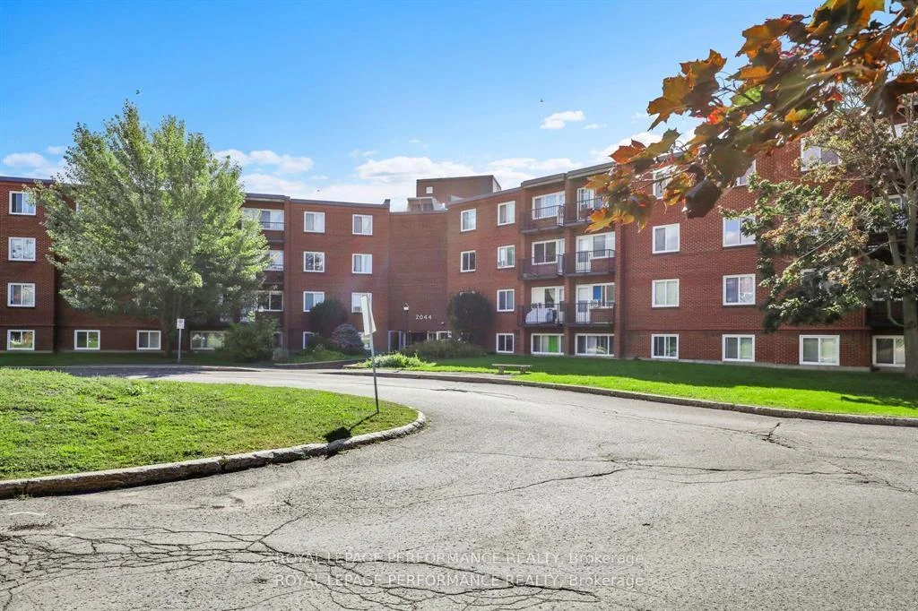 Photo 4 of Unit 208C, 2044 Arrowsmith Drive, Ottawa, Beacon Hill South — HOMEH