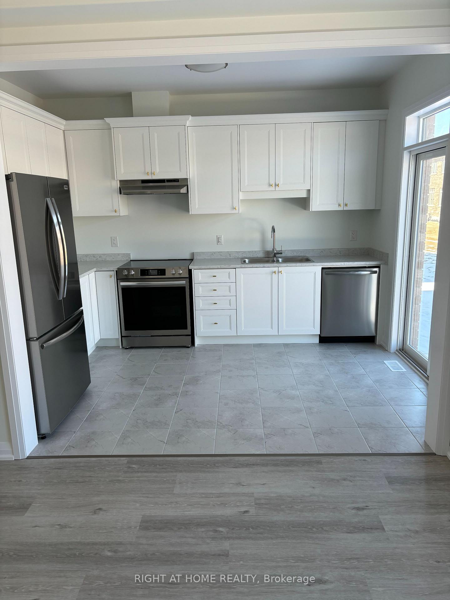 Photo 10 of 57 copperhill Heights, Barrie, Painswick South — HOMEH