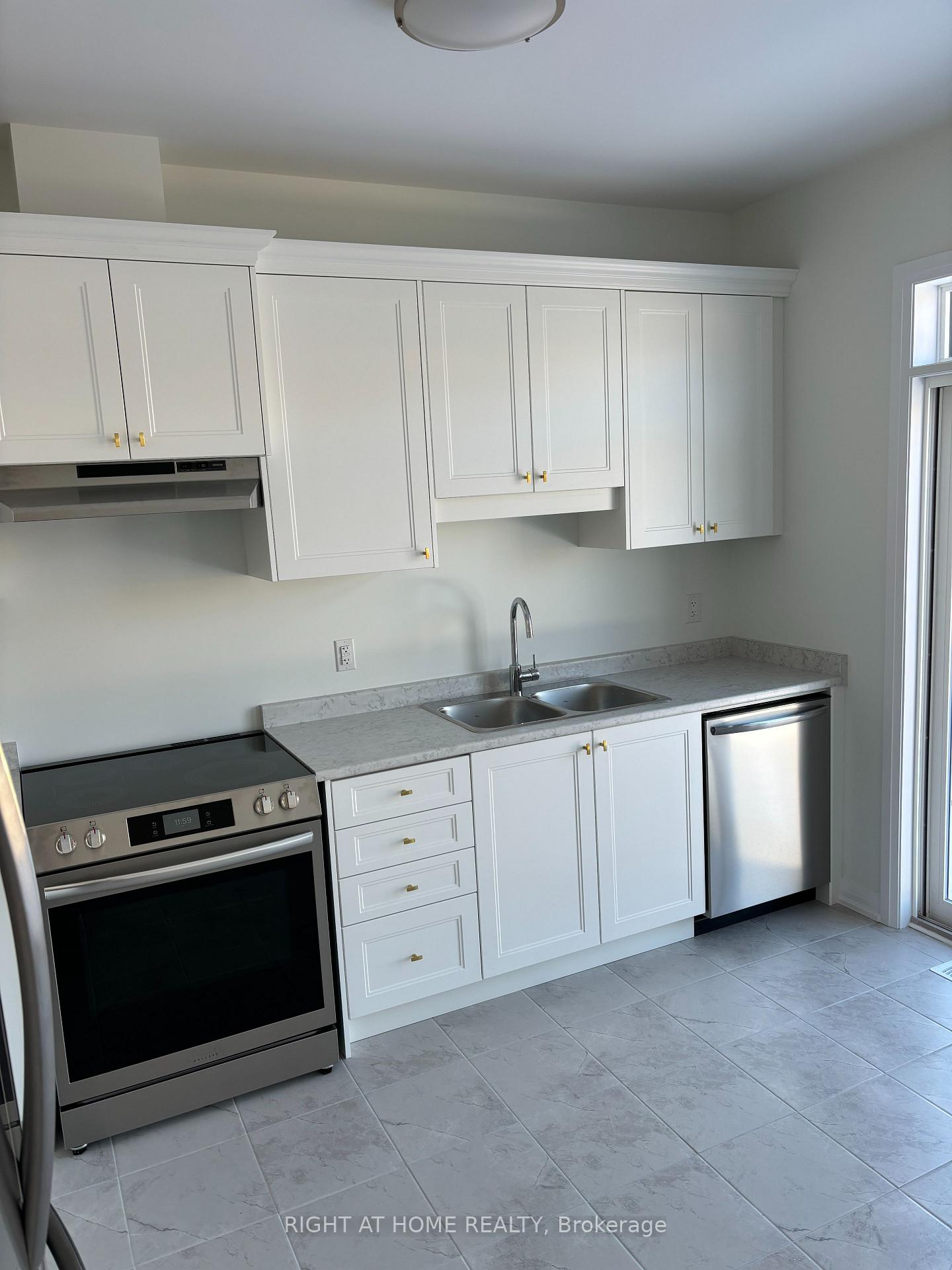 Photo 13 of 57 copperhill Heights, Barrie, Painswick South — HOMEH