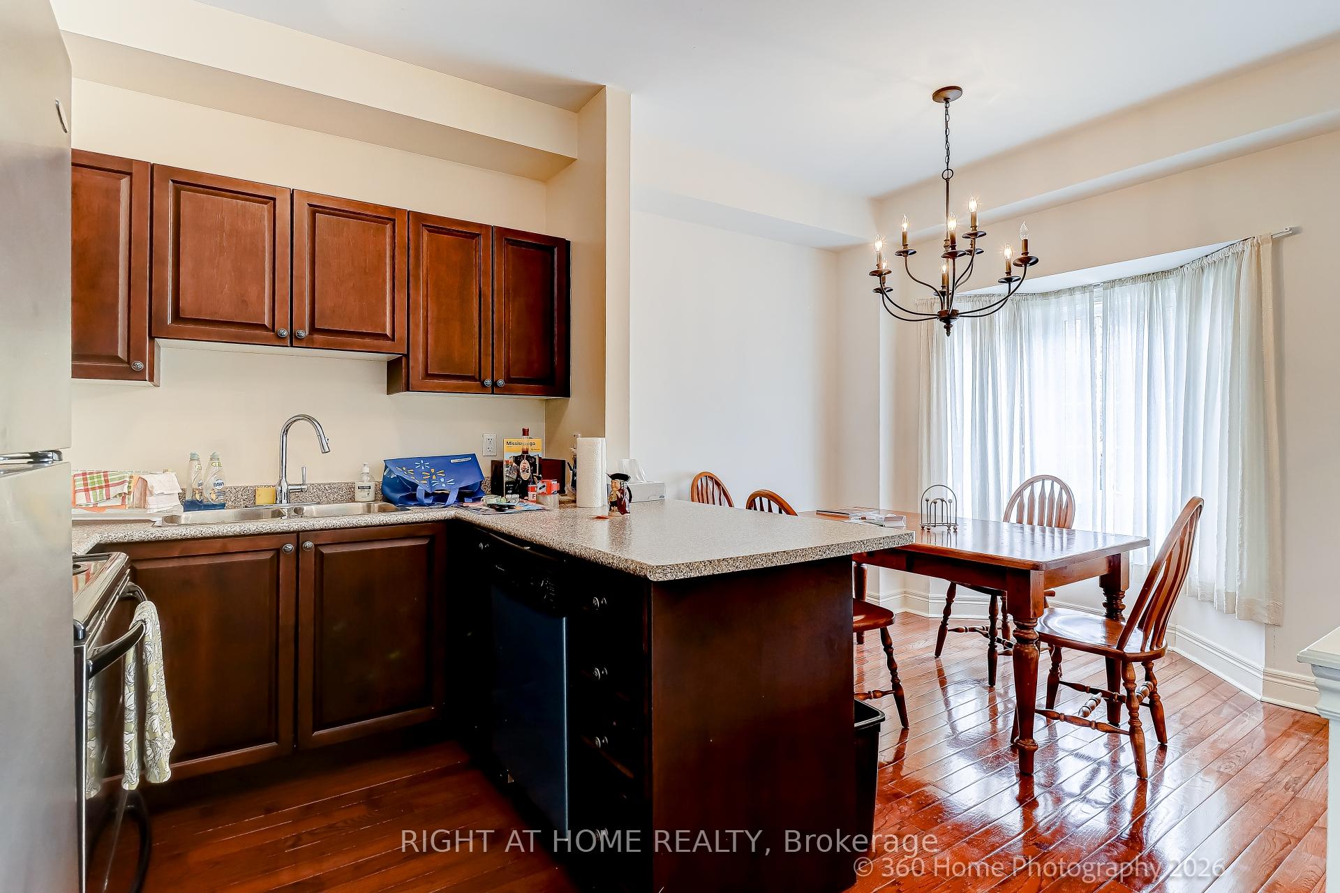 Photo 5 of Unit 2, 1130 Cawthra Road, Mississauga, Mineola — HOMEH