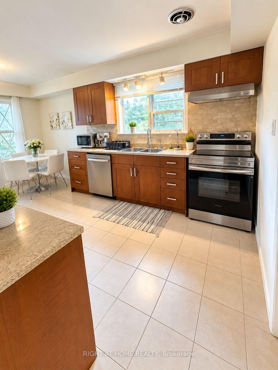 Photo 10 of 7 The Links Road, North York, St. Andrew-Windfields — HOMEH