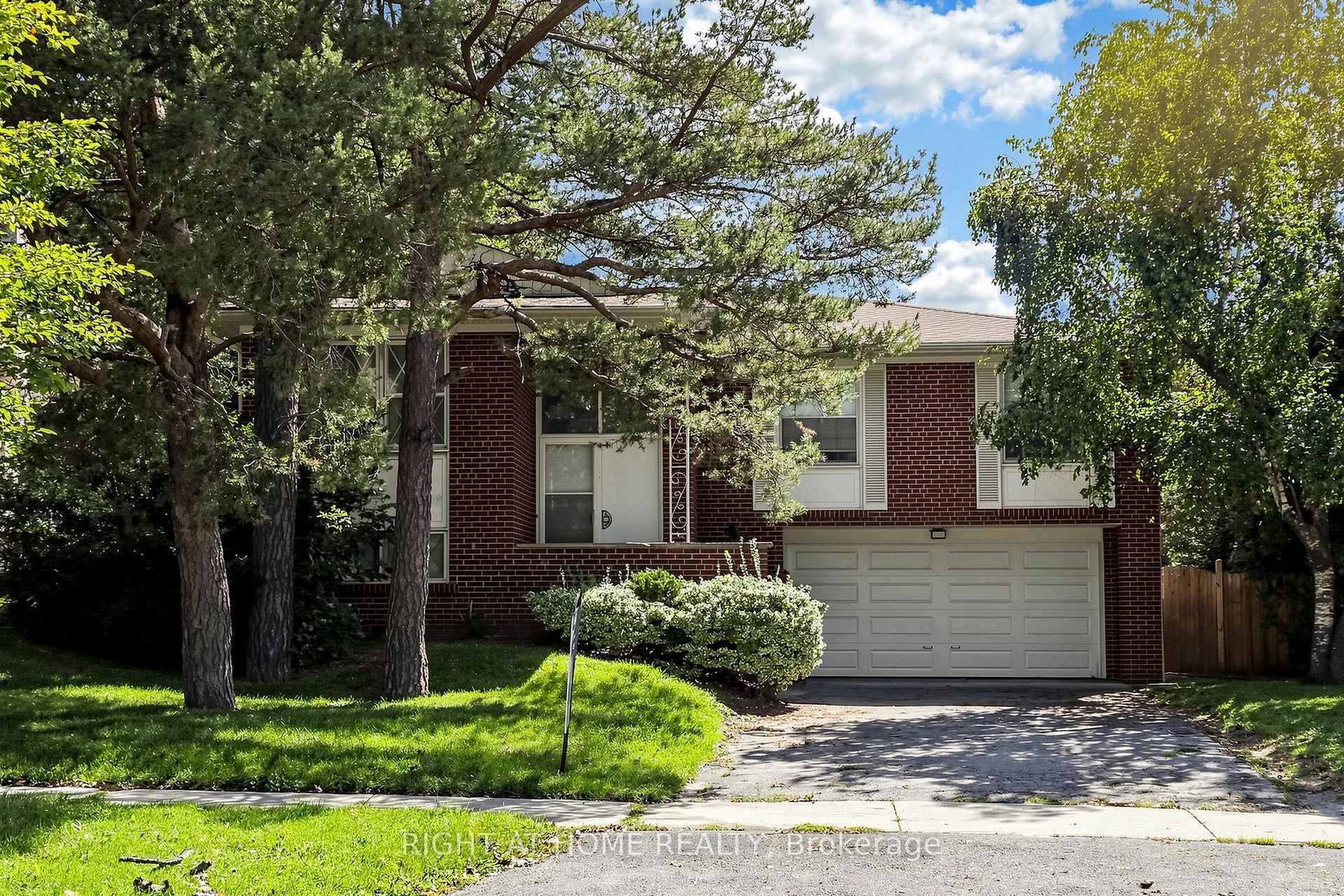 Photo 20 of 7 The Links Road, North York, St. Andrew-Windfields — HOMEH